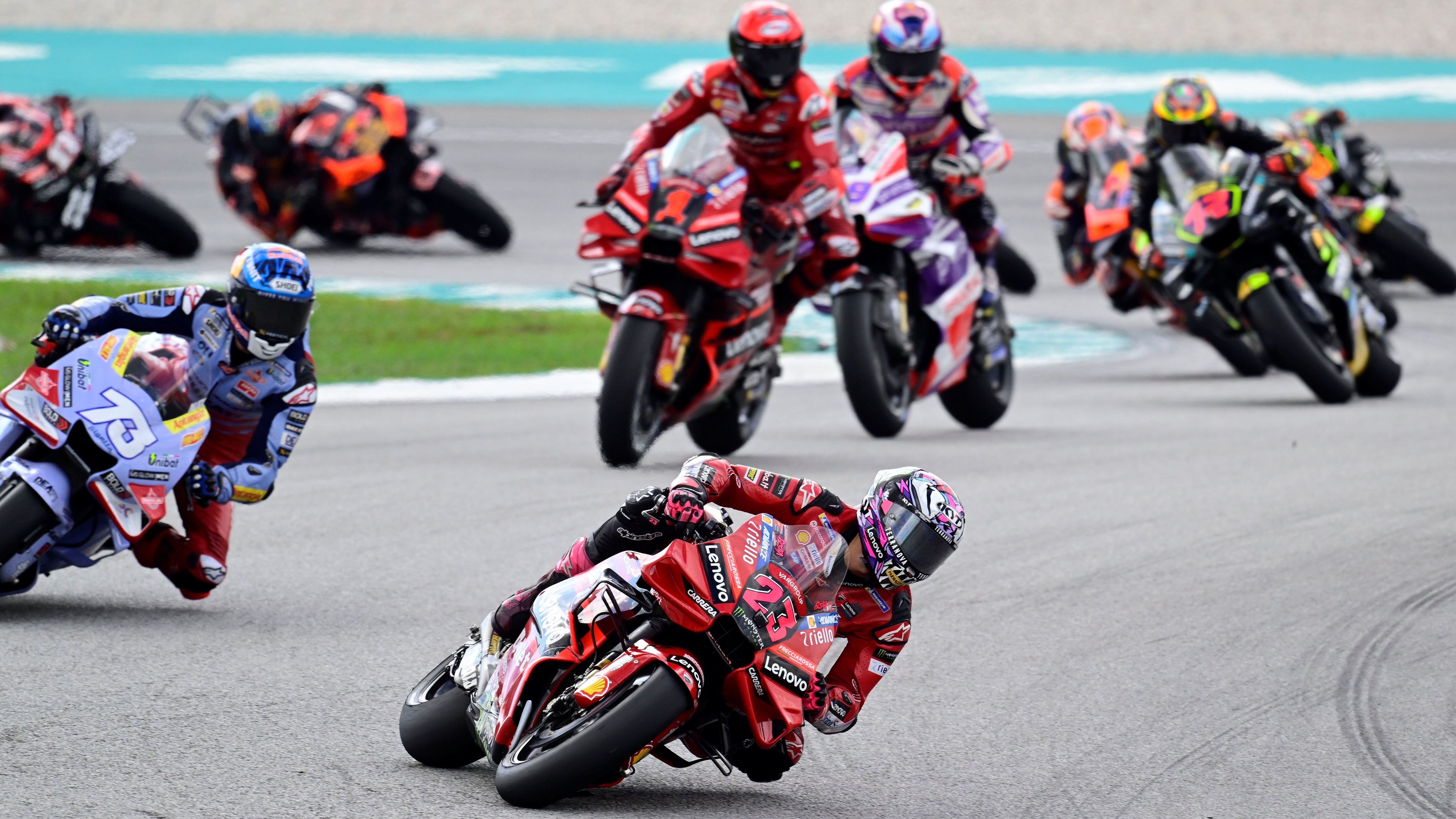 Enea Bastianini lidera delante de Álex Márquez, Pecco Bagnaia, Jorge Martín y Marco Bezzecchi, MotoGP Malasia 2023