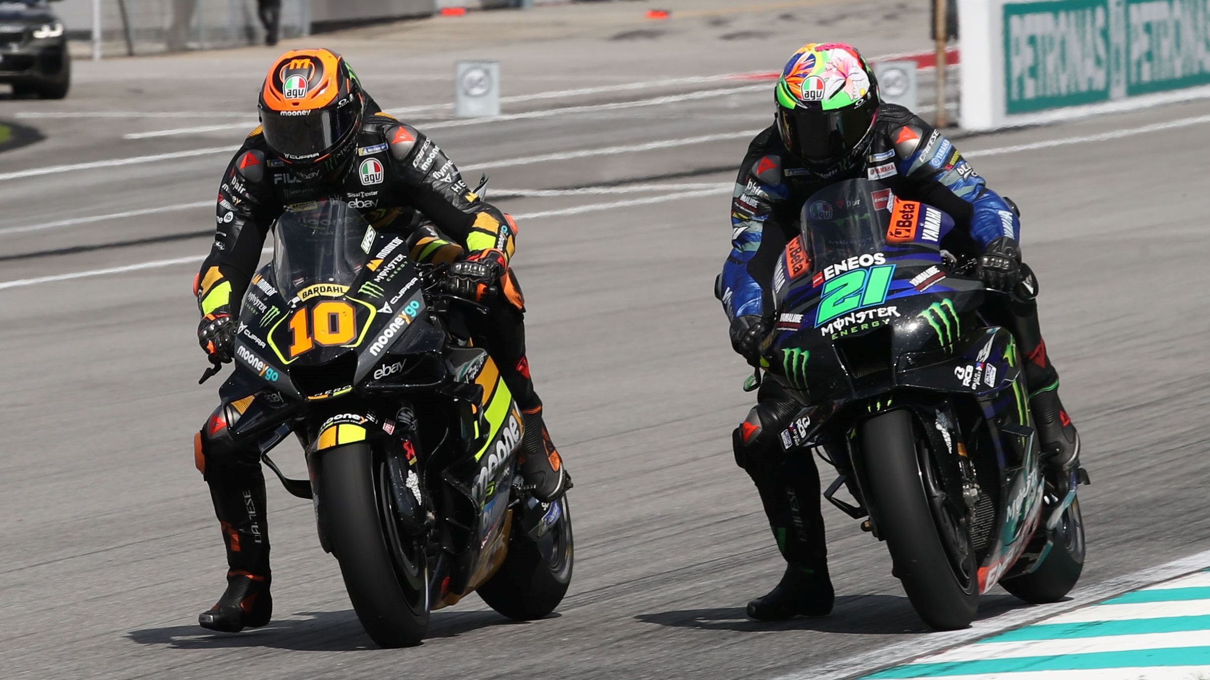 Luca Marini apura una frenada ante Franco Morbidelli, MotoGP Malasia 2023