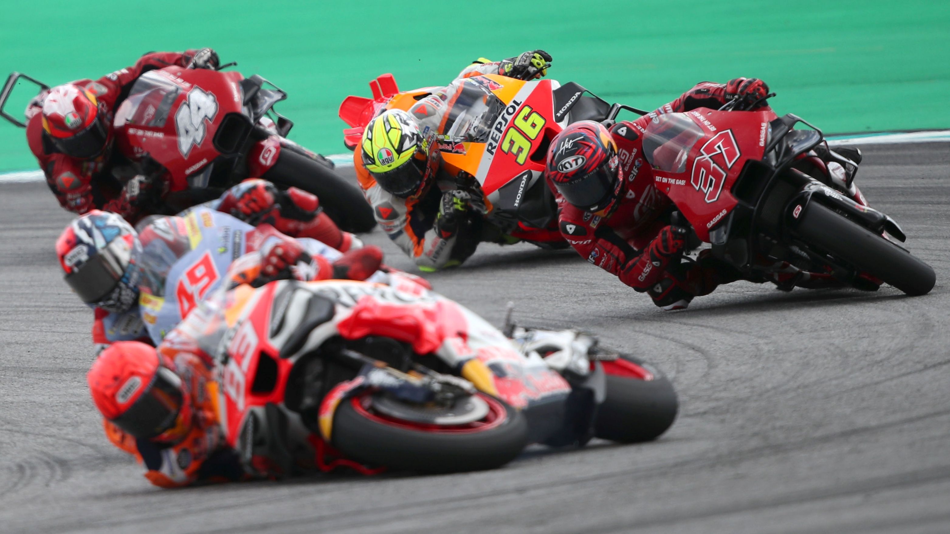 Marc Márquez se cae en presencia de Fabio Di Giannantonio, Augusto Fernández, Joan Mir y Pol Espargaró, MotoGP Malasia 2023
