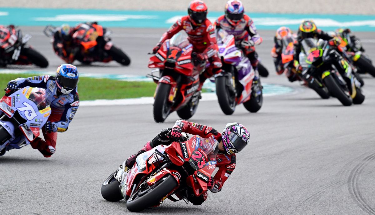 Enea Bastianini lidera delante de Álex Márquez, Pecco Bagnaia, Jorge Martín y Marco Bezzecchi Enea Bastianini lidera delante de Álex Márquez, Pecco Bagnaia, Jorge Martín y Marco Bezzecchi