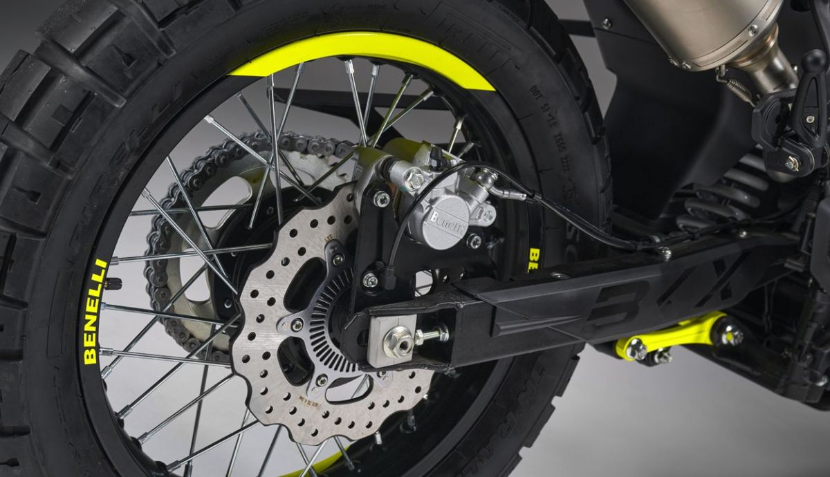 Benelli BKX 300 2024 Detalles (11) Benelli BKX 300 2024 Detalles (11)