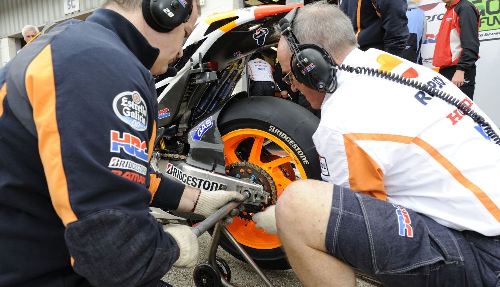 Ajustes en el tren trasero de la Honda de Dani Pedrosa. Ajustes en el tren trasero de la Honda de Dani Pedrosa.