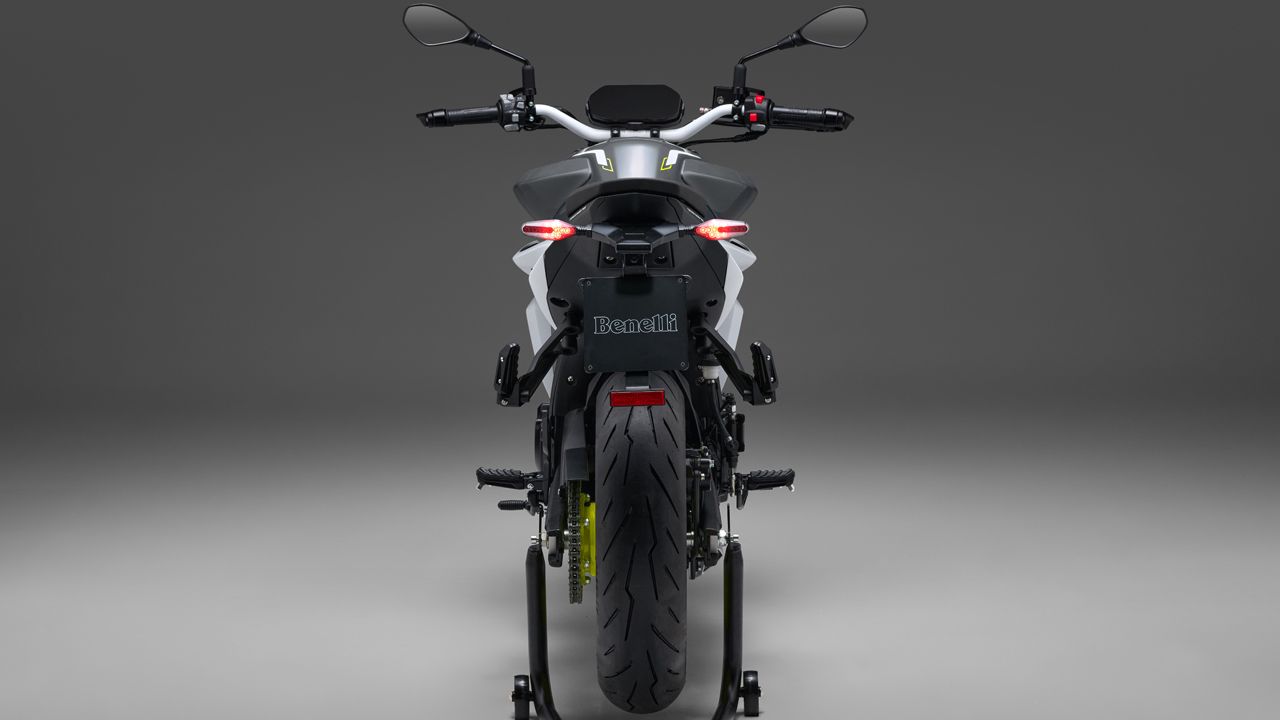Benelli Tornado Naked Twin 500 2024 Estudio (6)