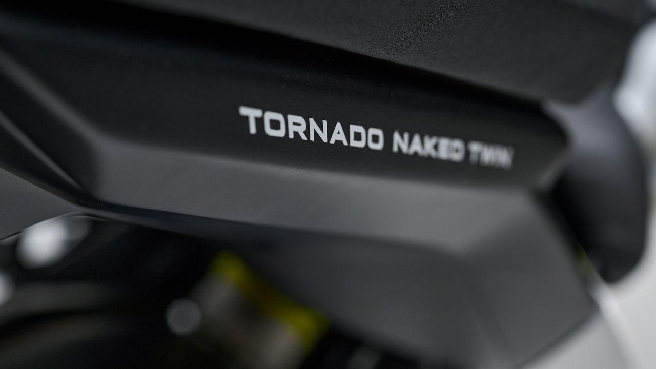 Benelli Tornado Naked Twin 500 2024 Detalles (6)