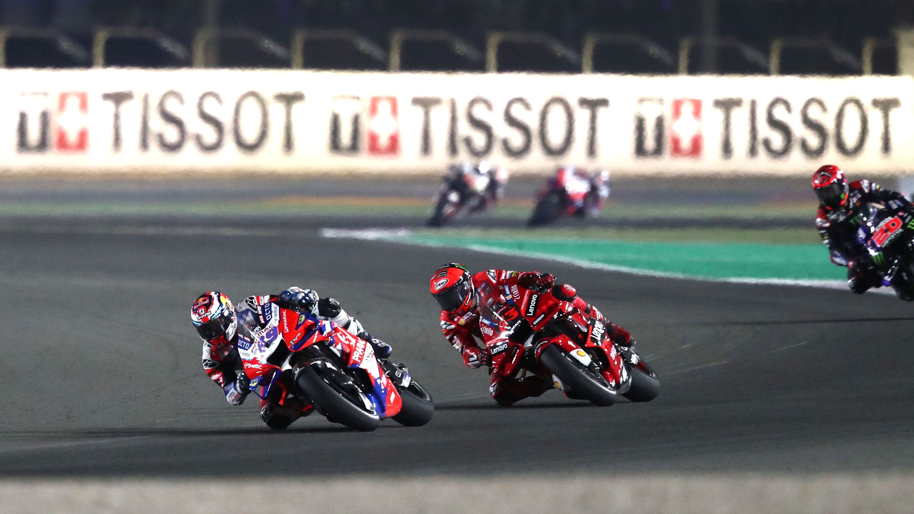 Jorge Martín y Pecco Bagnaia en la carrera de MotoGP del año pasado en Qatar