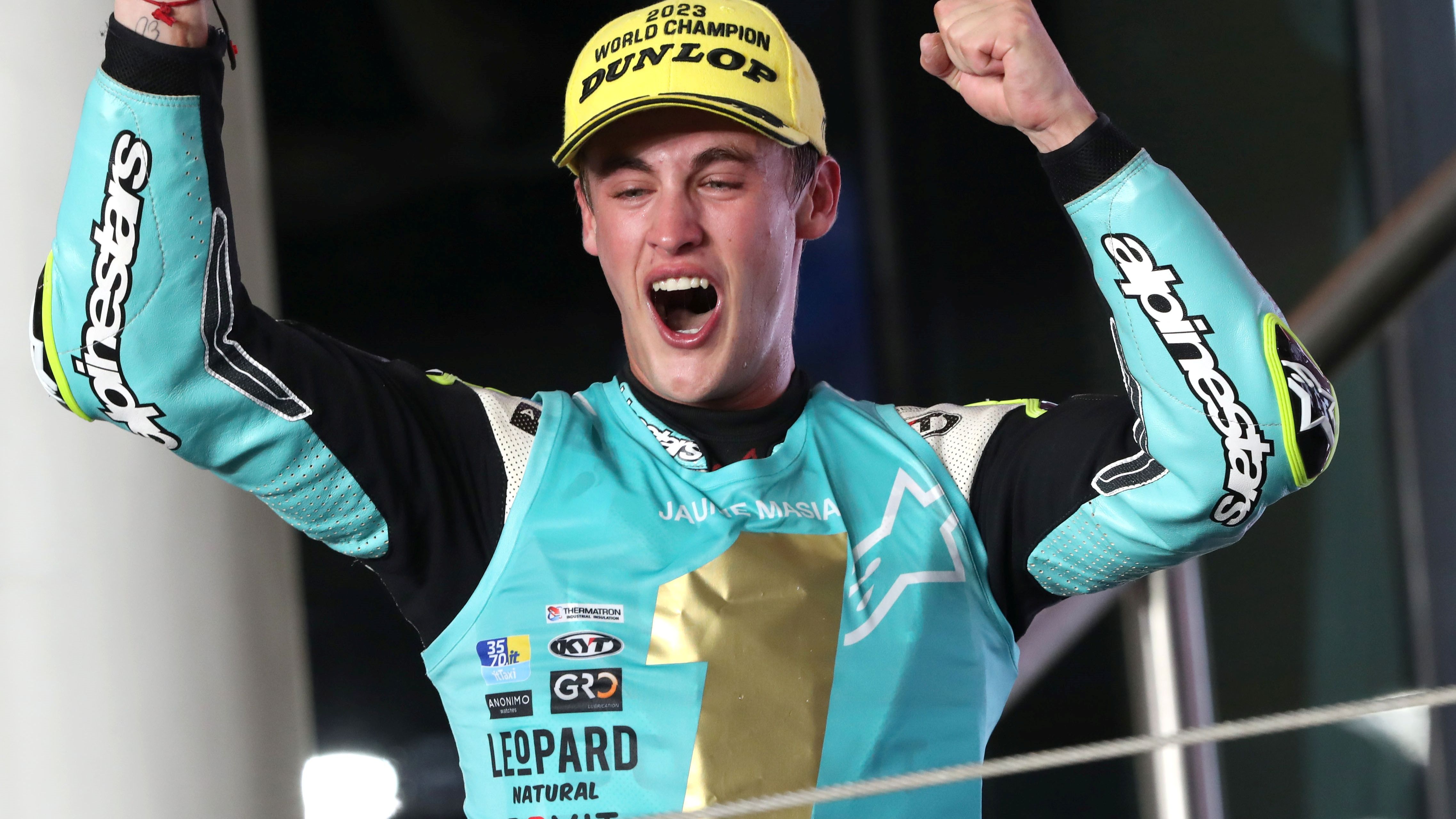 Jaume Masià festeja su título de campeón del mundo de Moto3 2023