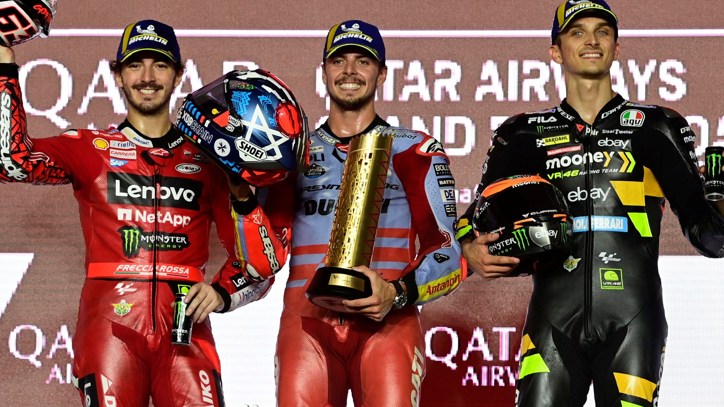 Fabio Di Giannantonio, Pecco Bagnaia y Luca Marini en el podio del GP de Qatar de MotoGP 2023 en Lusail