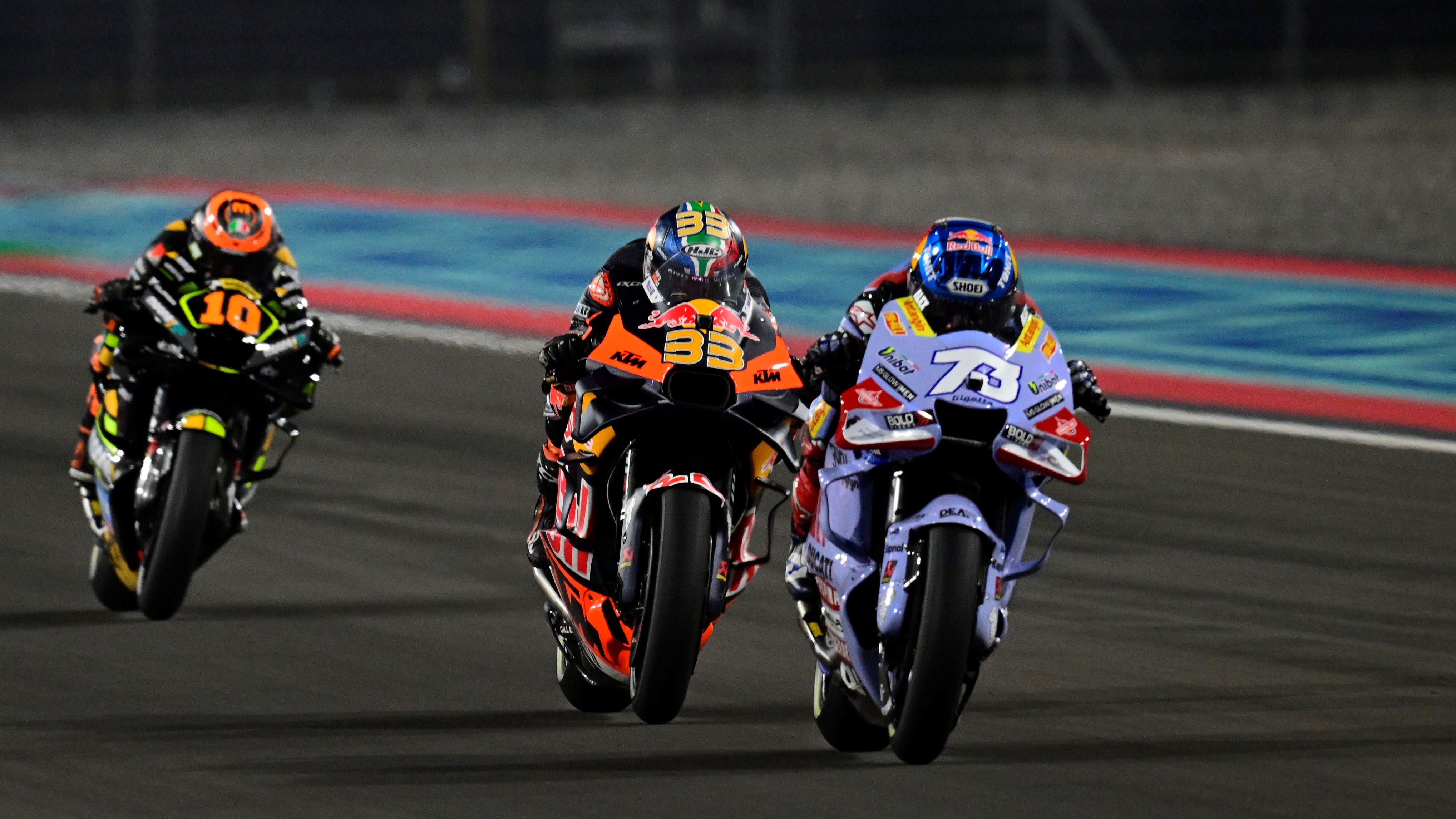 Álex Márquez seguido por Brad Binder y Luca Marini, MotoGP Qatar 2023