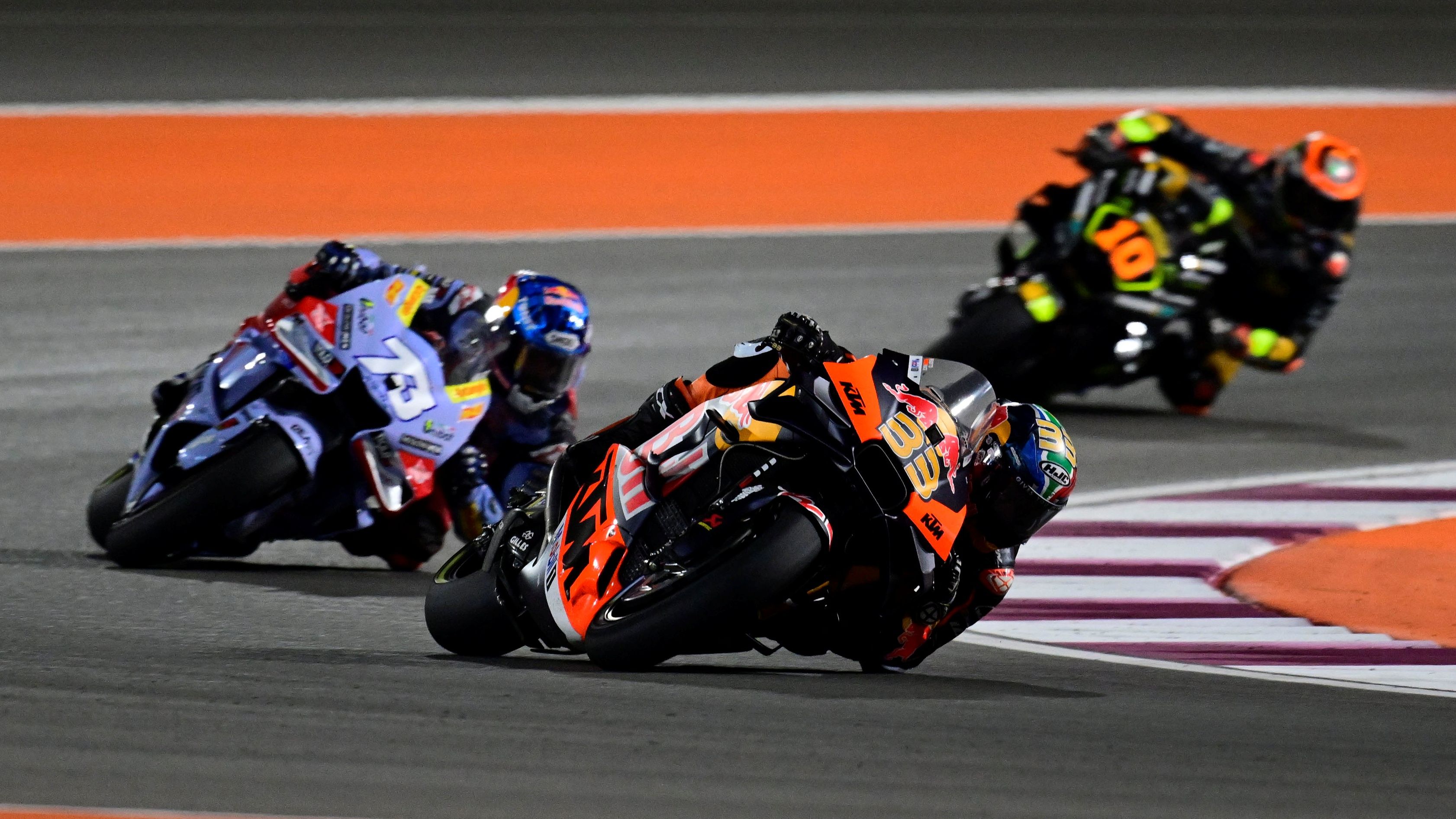 Brad Binder delante de Álex Márquez y Luca Marini, MotoGP Qatar 2023