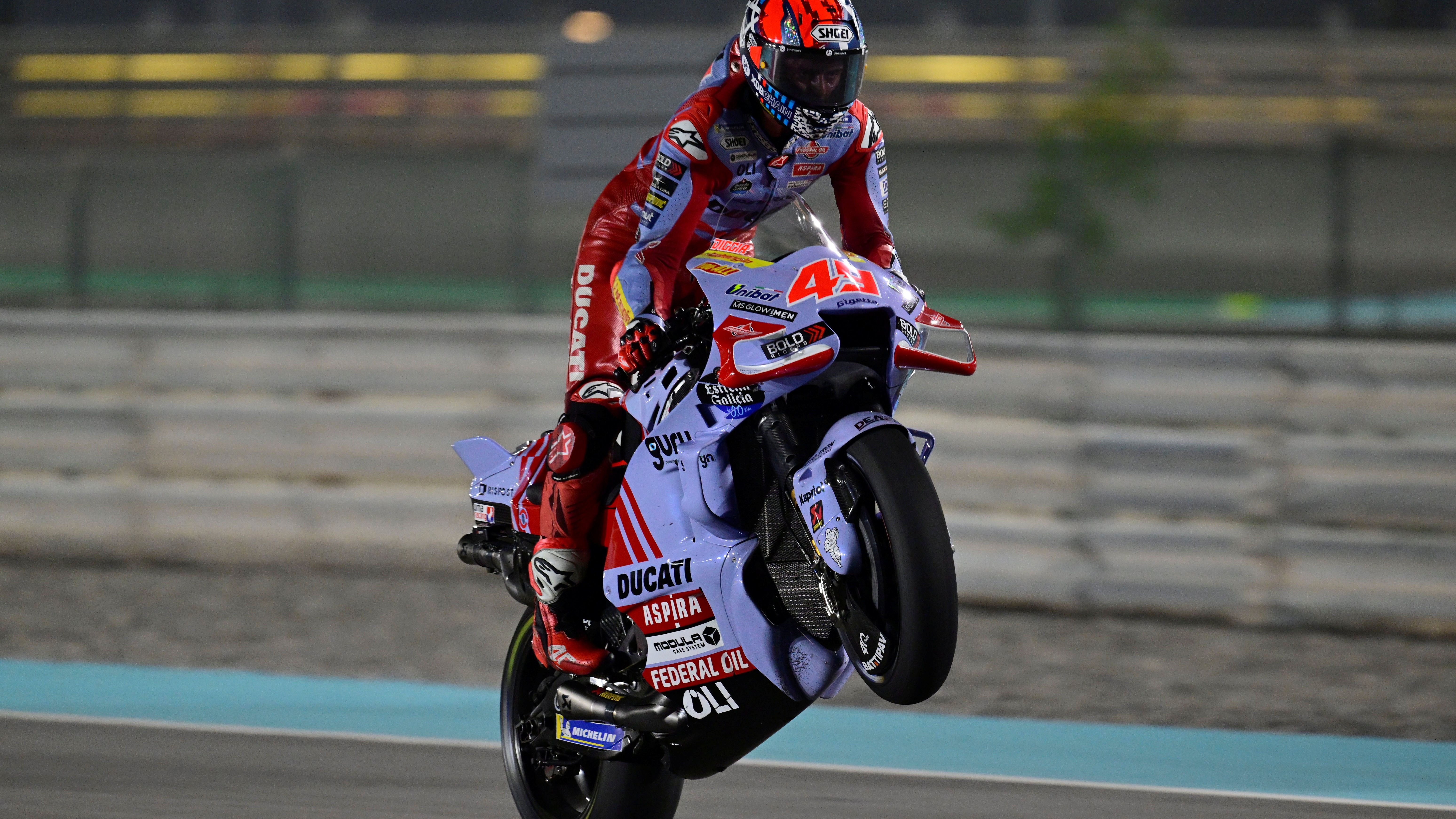 Fabio Di Giannantonio cruza la meta como ganador, MotoGP Qatar 2023
