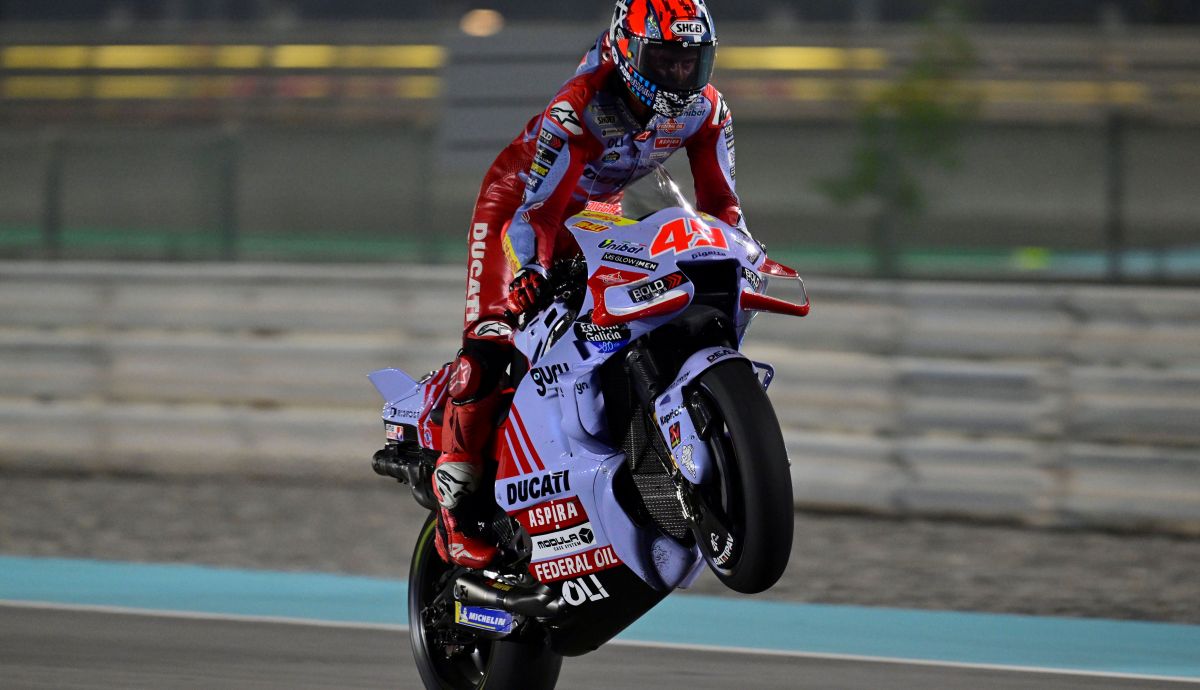 Fabio Di Giannantonio cruza la meta como ganador, MotoGP Qatar 2023 Fabio Di Giannantonio cruza la meta como ganador, MotoGP Qatar 2023
