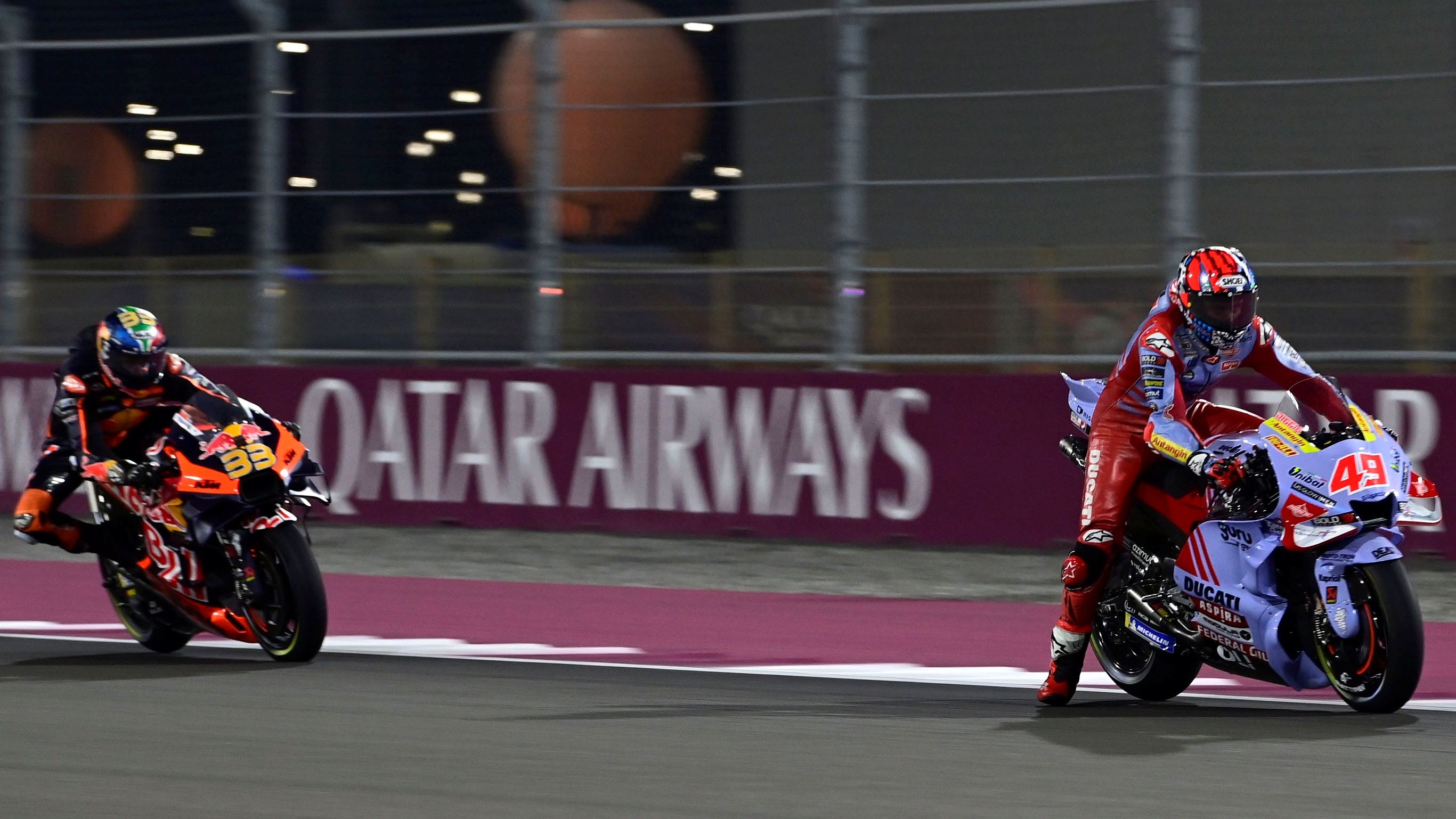Fabio Di Giannantonio frenando delante de Brad Binder, MotoGP Qatar 2023