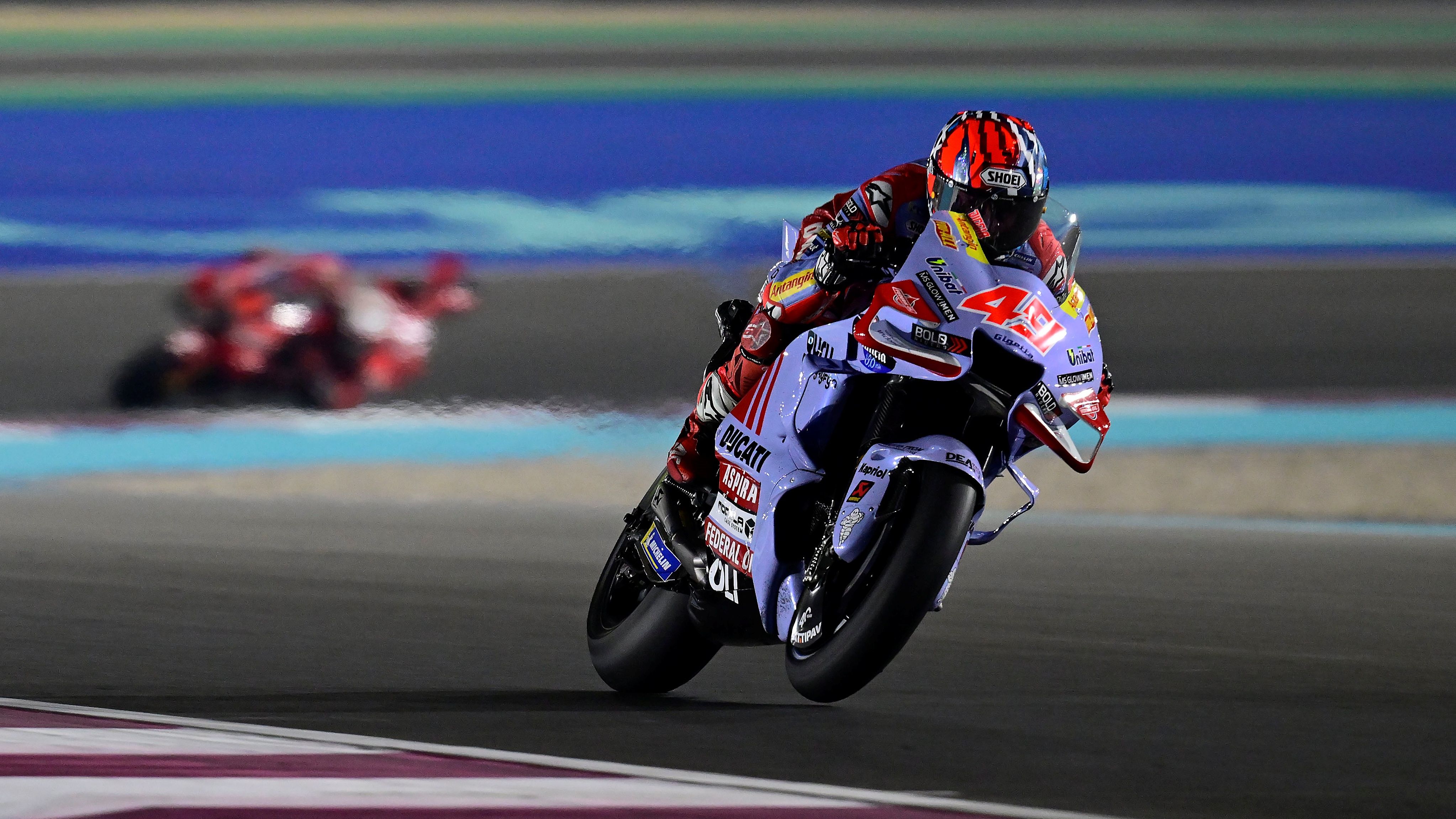 Fabio Di Giannantonio se va a por la victoria tras soltar a Pecco Bagnaia, MotoGP Qatar 2023