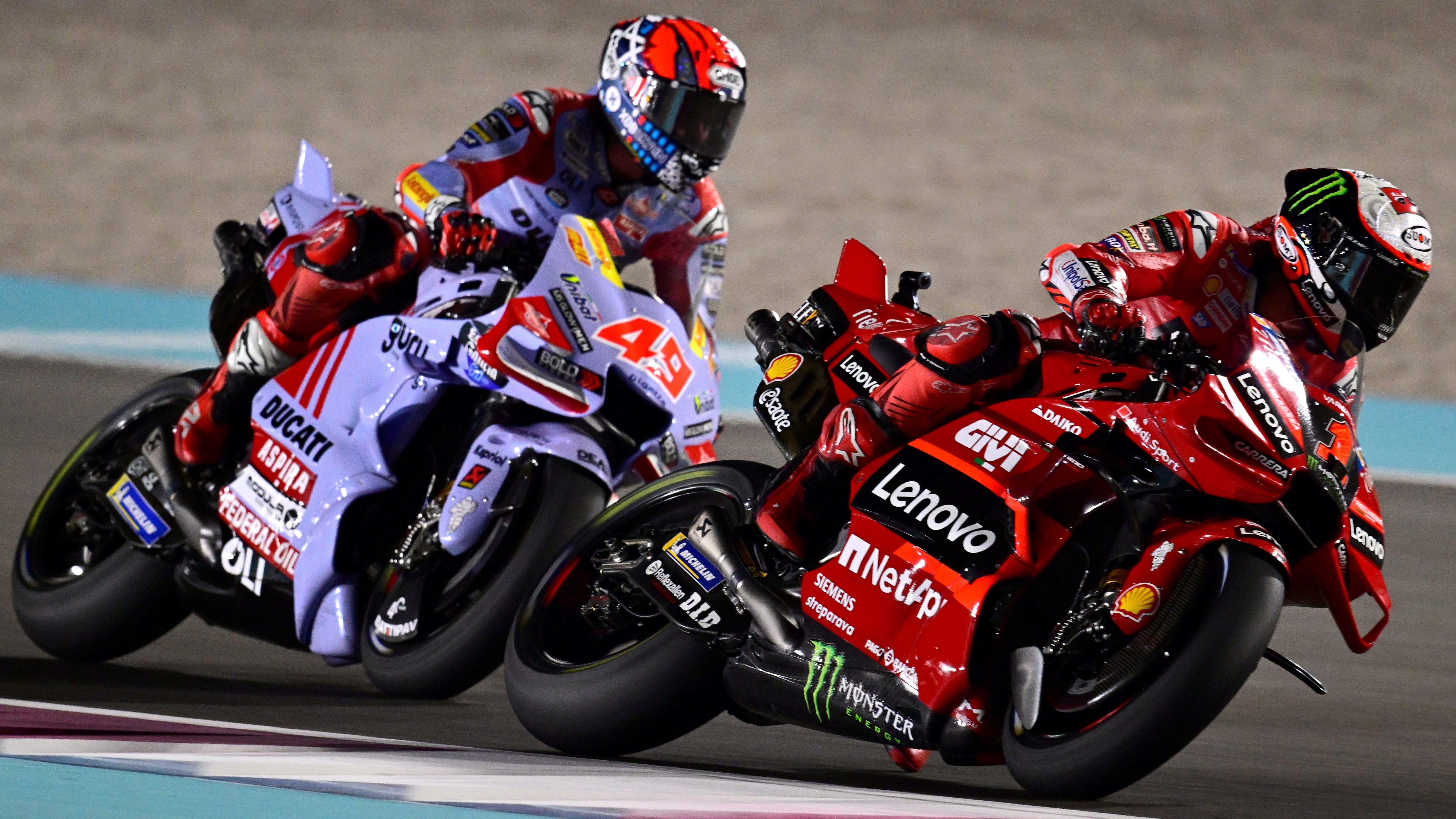Pecco Bagnaia con Fabio Di Giannantonio pegado, MotoGP Qatar 2023