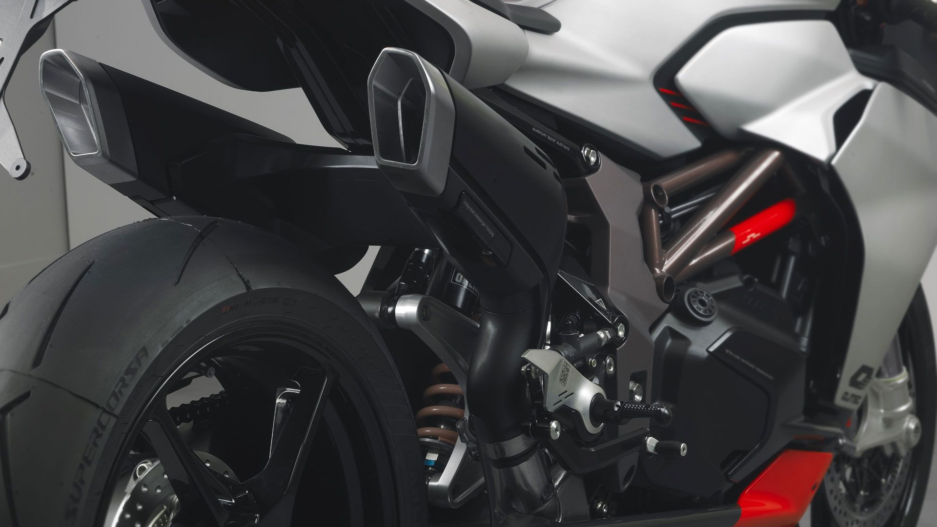 QJMotor 1000RC 2024 Detalles (7)