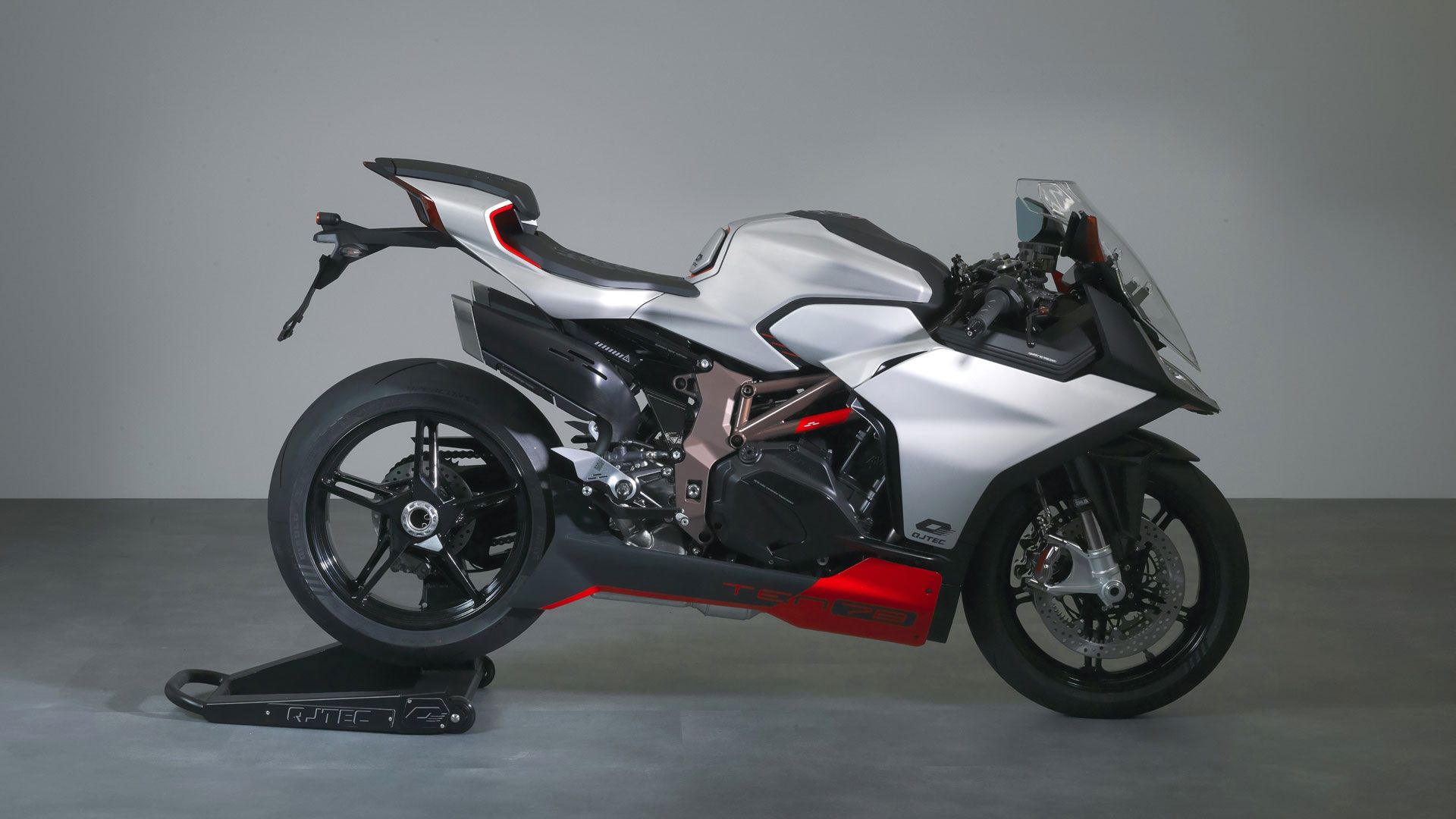 QJMotor 1000RC 2024 Estudio (10)