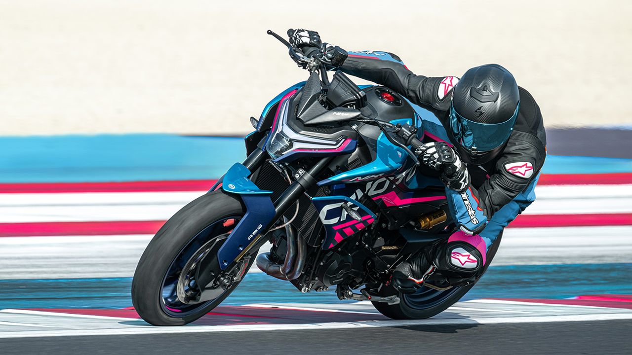 CFMoto 800NK GP, una naked de circuito con los colores de guerra