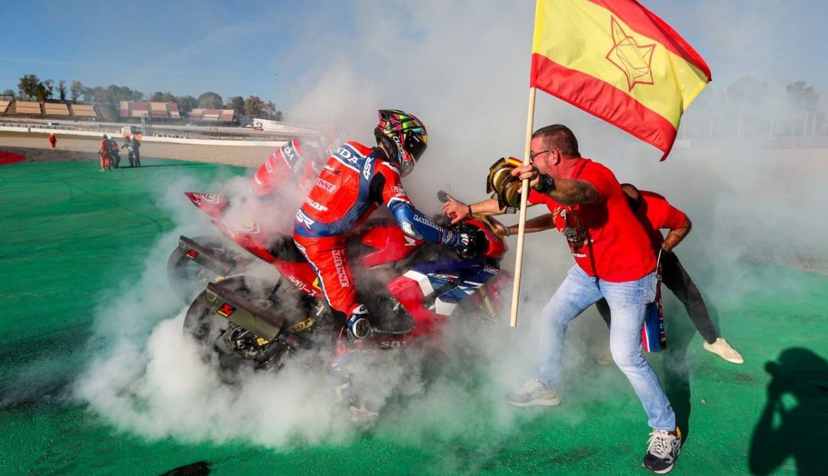 Unai Orradre festeja su título de campeón de España de Superstock 1000