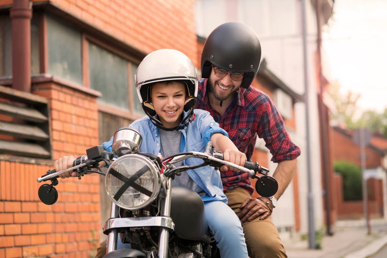 Se puede poner una moto a nombre de un menor