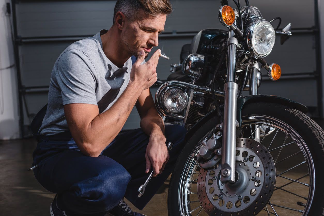 Cuál es la multa por tirar colillas mientras vas en la moto