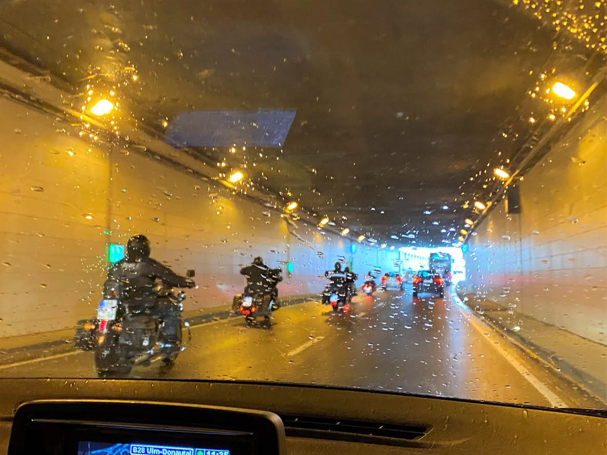 Distancia de seguridad en un túnel de una moto