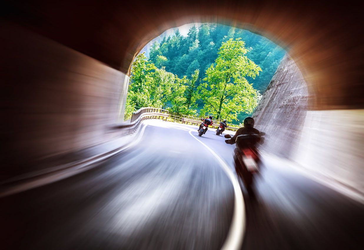 Cómo conducir en un túnel con seguridad en la moto