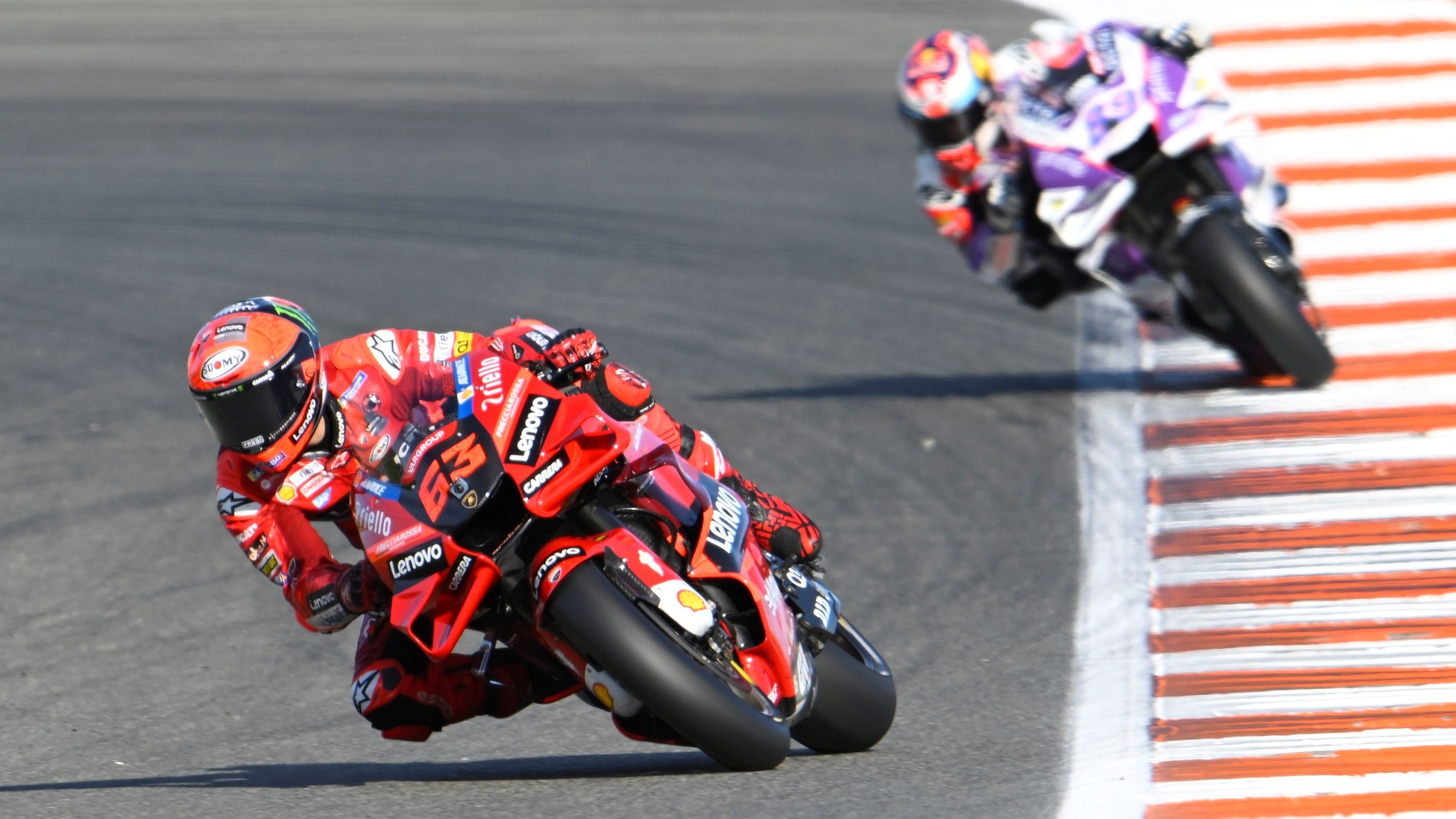 Pecco Bagnaia y Jorge Martín en la carrera de MotoGP en Valencia el año pasado