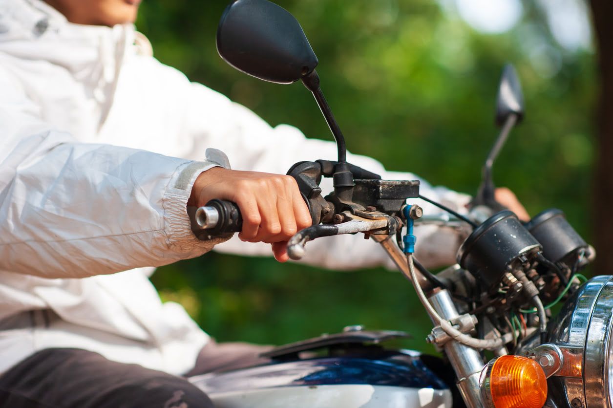 Acelerador de moto atascado