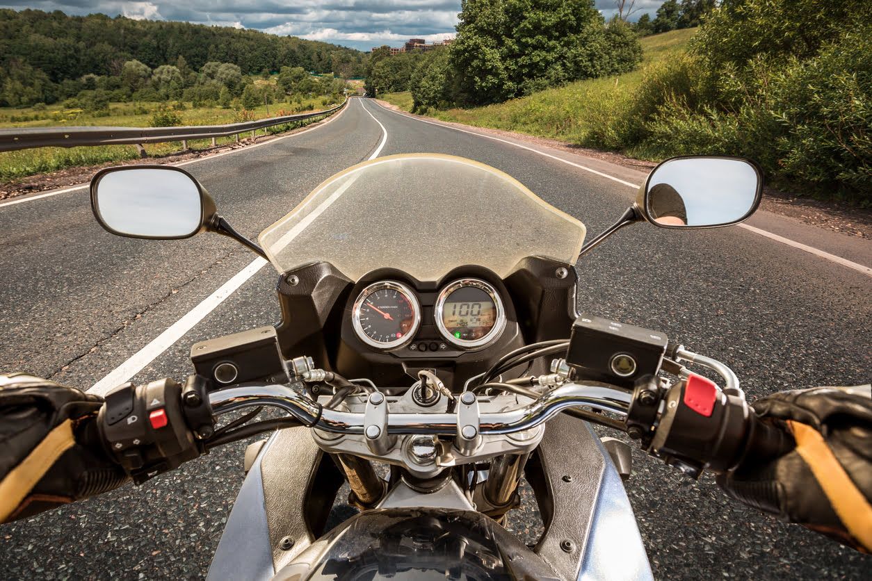 Consejos para conducir una moto por una carretera secundaria