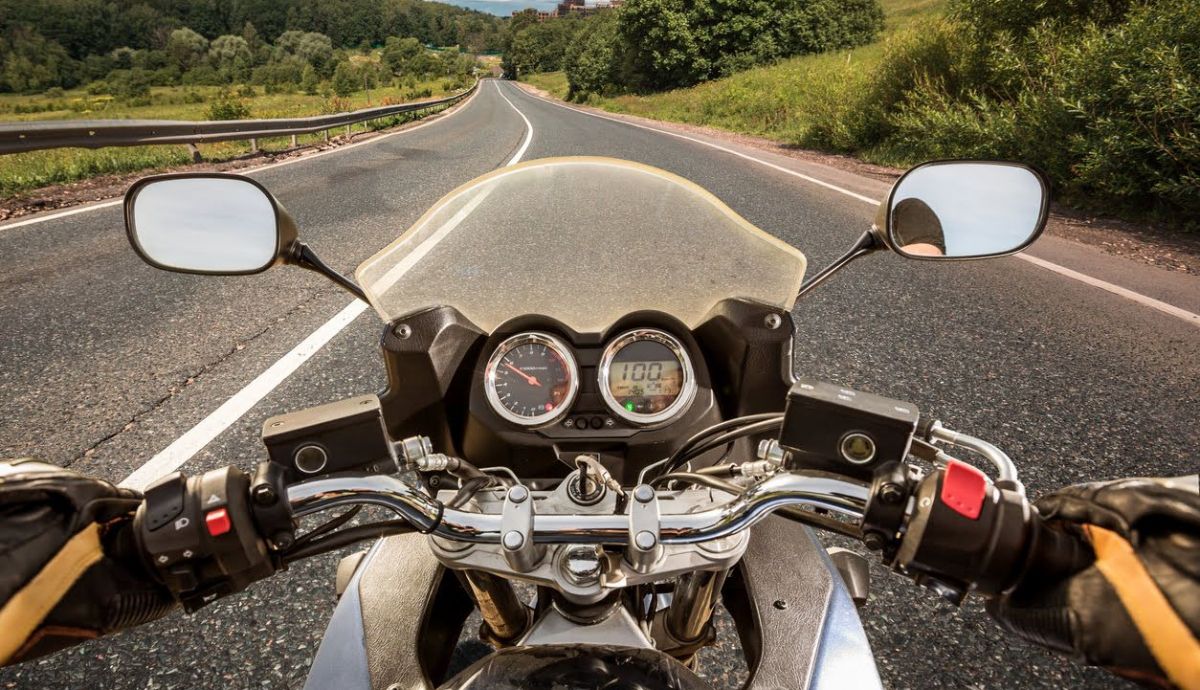 Consejos para conducir una moto por una carretera secundaria