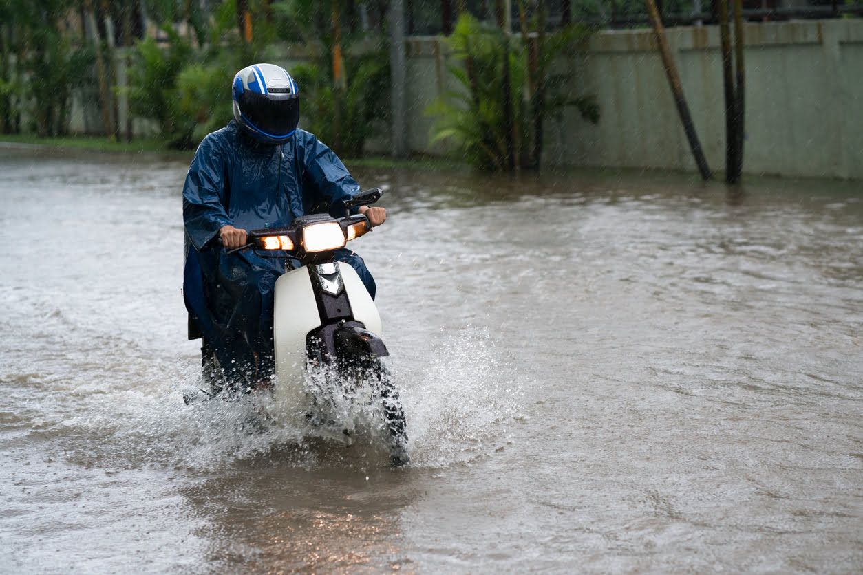 Qué hacer con tu moto tras una inundación