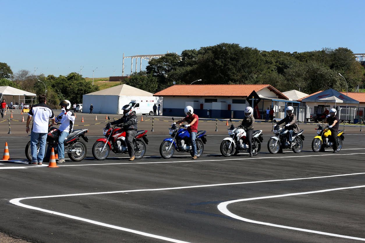 Cuántas clases prácticas mínimas hay para el carnet de conducir de moto