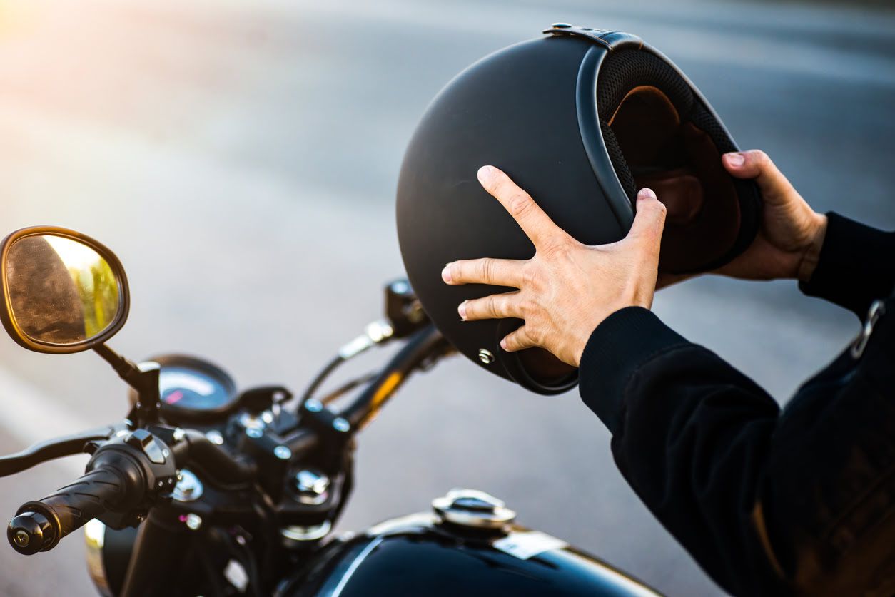 Cómo dejar el casco en la moto cuando paras de forma segura