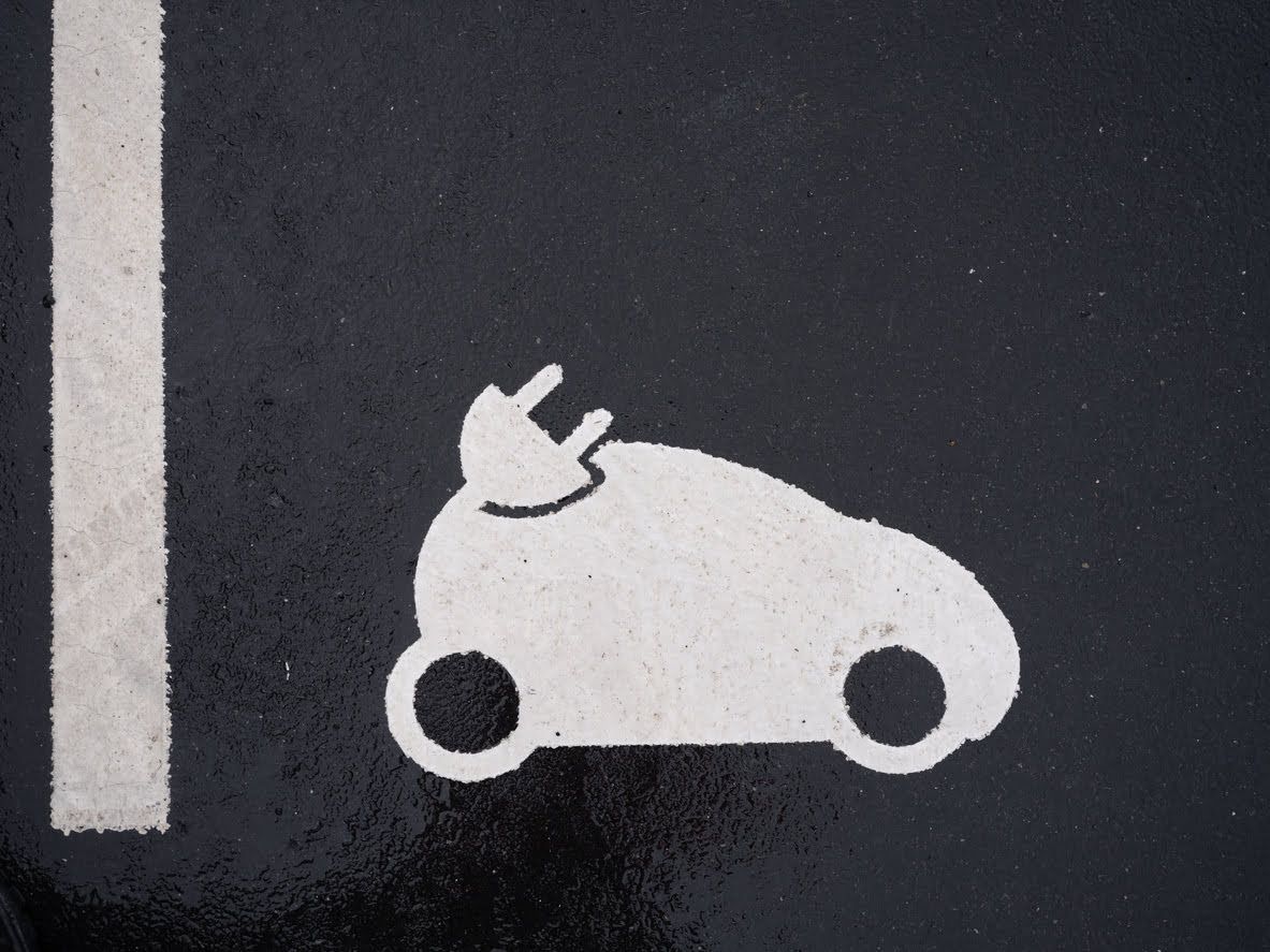 Cuánto es la multa por aparcar en una plaza para coche eléctrico