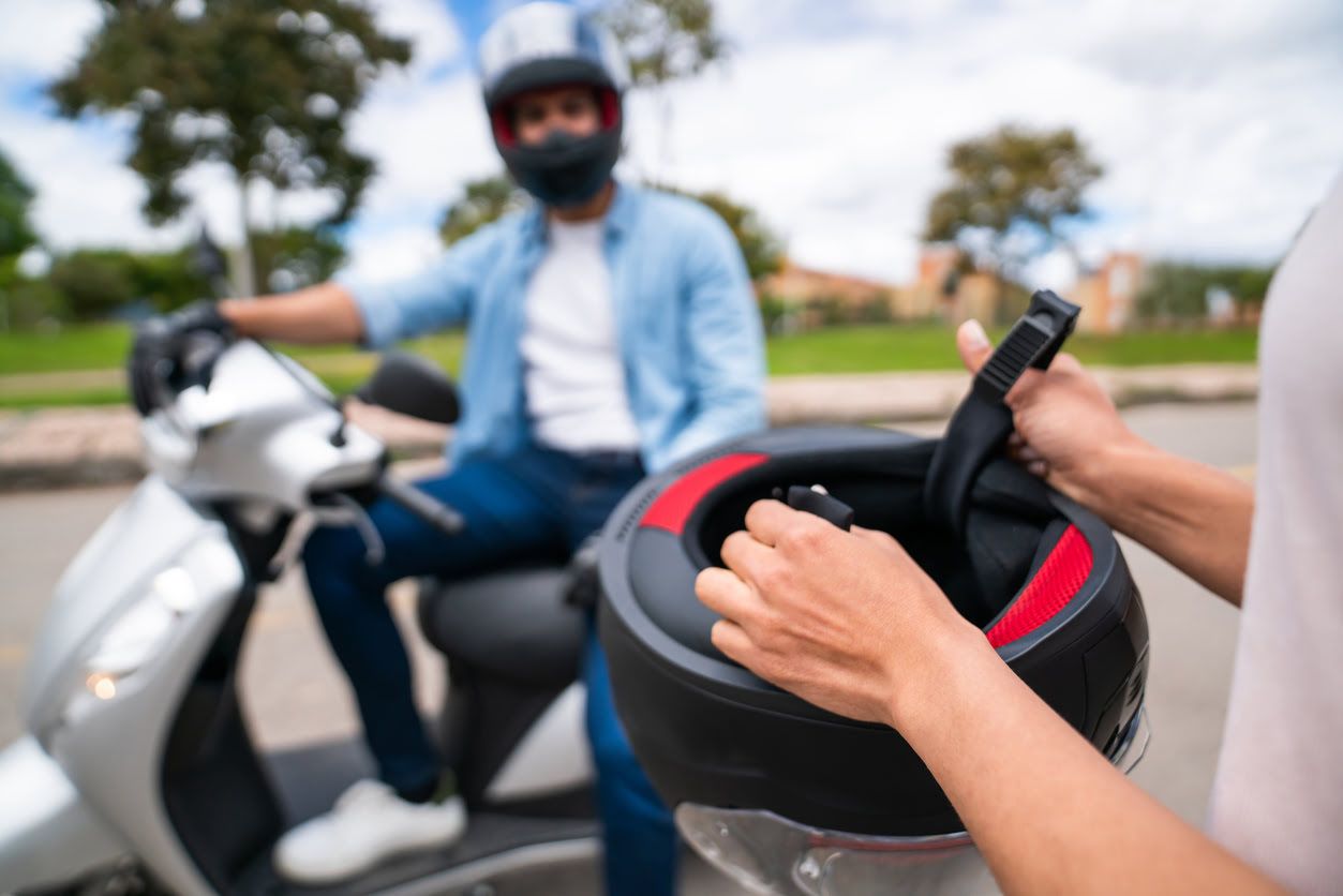 Si un pasajero no lleva el casco en una moto