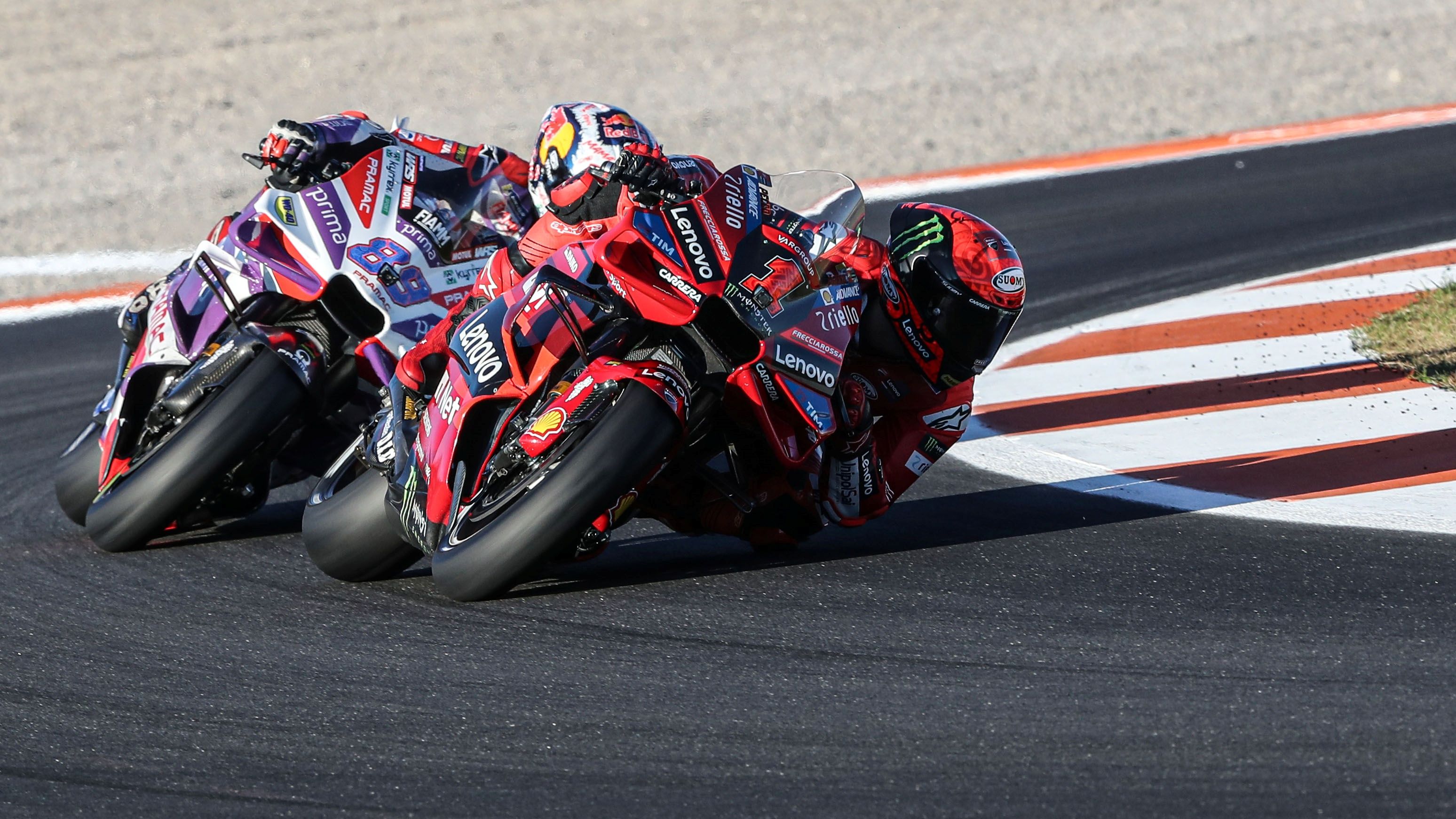 Pecco Bagnaia con Jorge Martín a rueda en el entrenamiento del GP de Valencia de MotoGP 2023