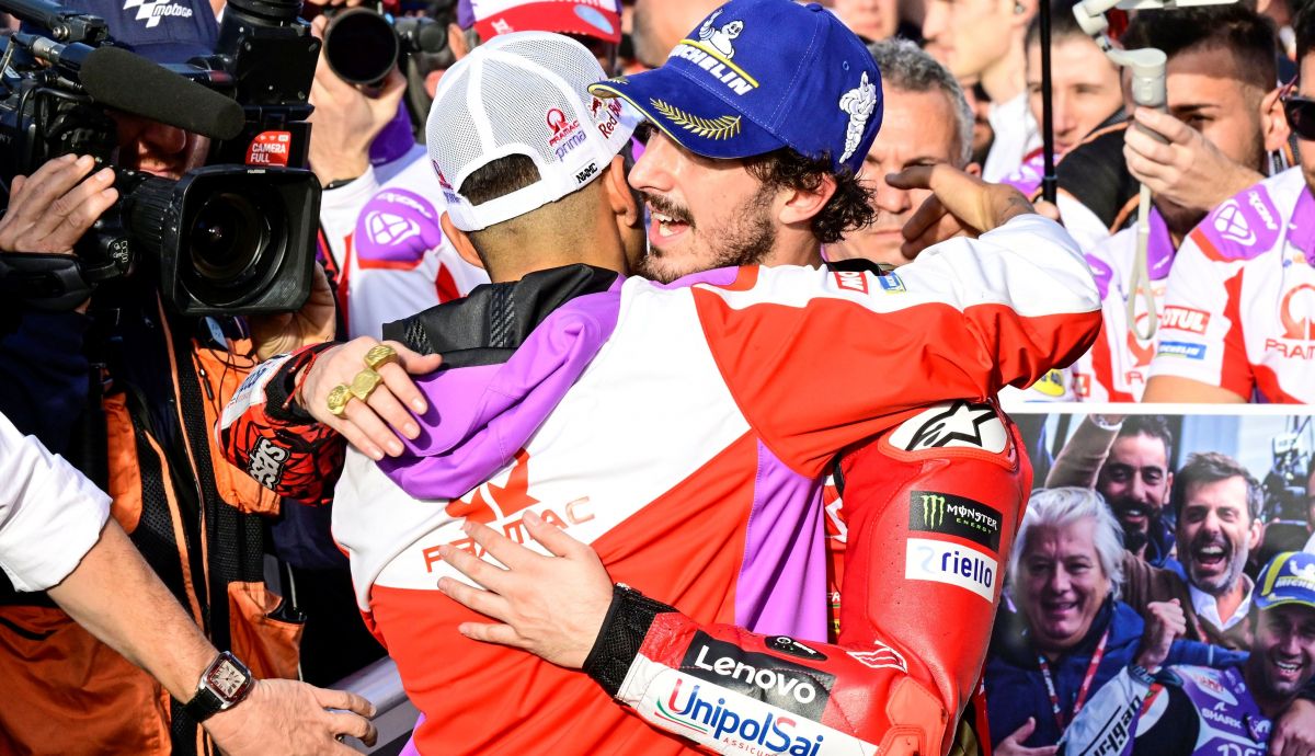 Jorge Martín abraza a Pecco Bagnaia para felicitarle por su título mundial Jorge Martín abraza a Pecco Bagnaia para felicitarle por su título mundial