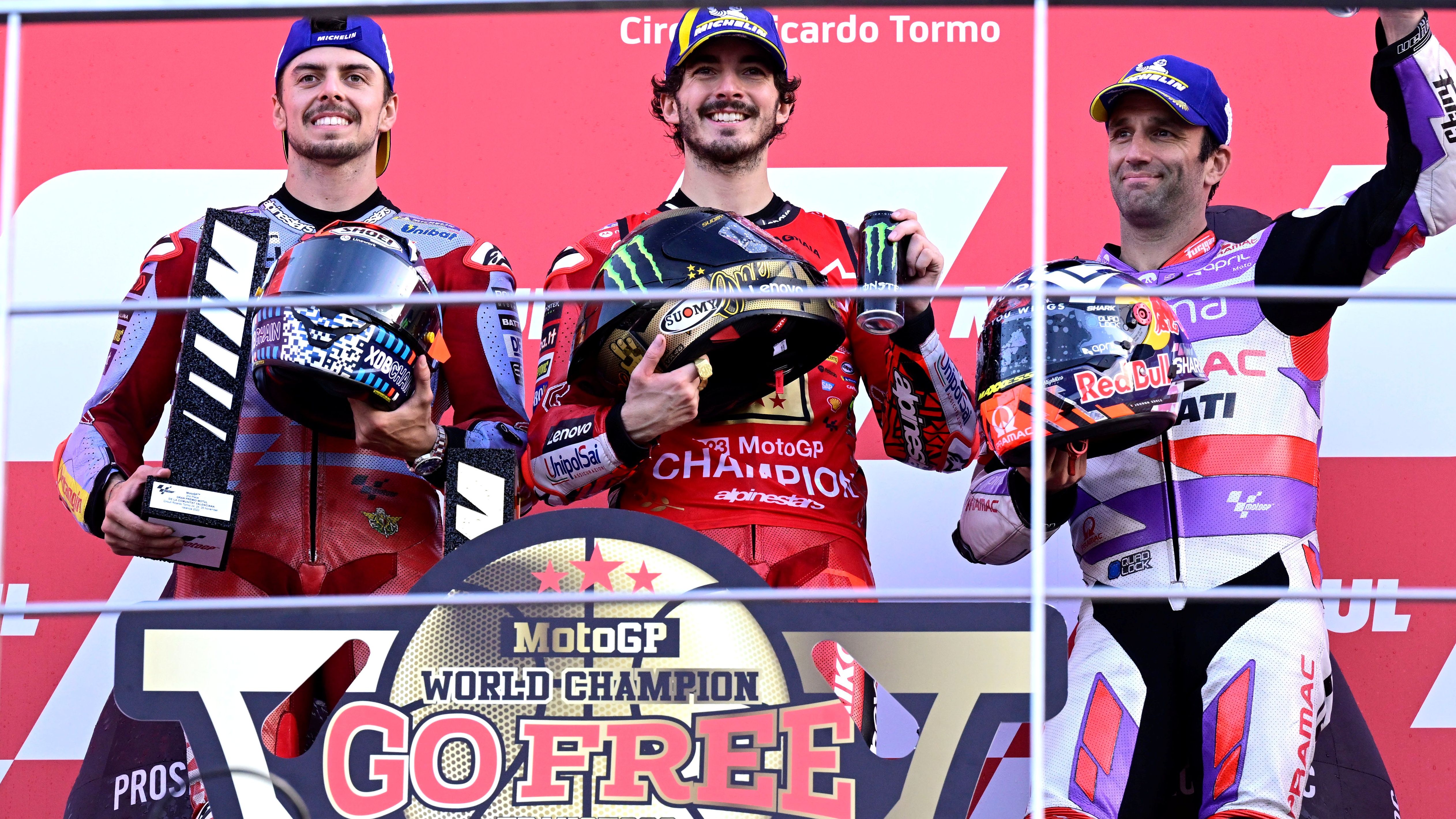pecco-bagnaia-fabio-di-giannantonio-y-johann-zarco-en-el-podio-del-gp-de-valencia-2023-en-el-ricardo-tormo.jpeg