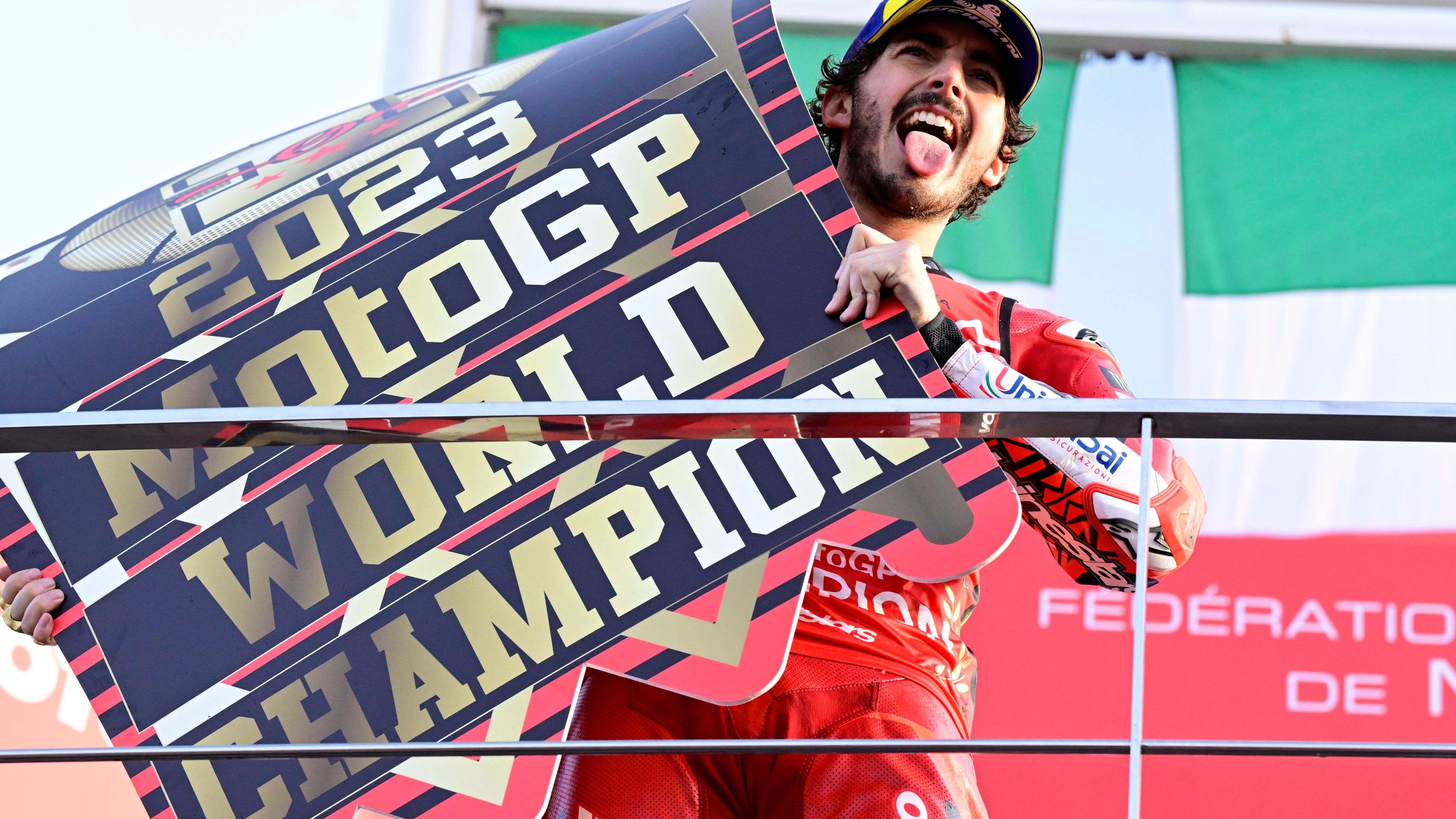 Pecco Bagnaia posa como campeón mundial de MotoGP 2023