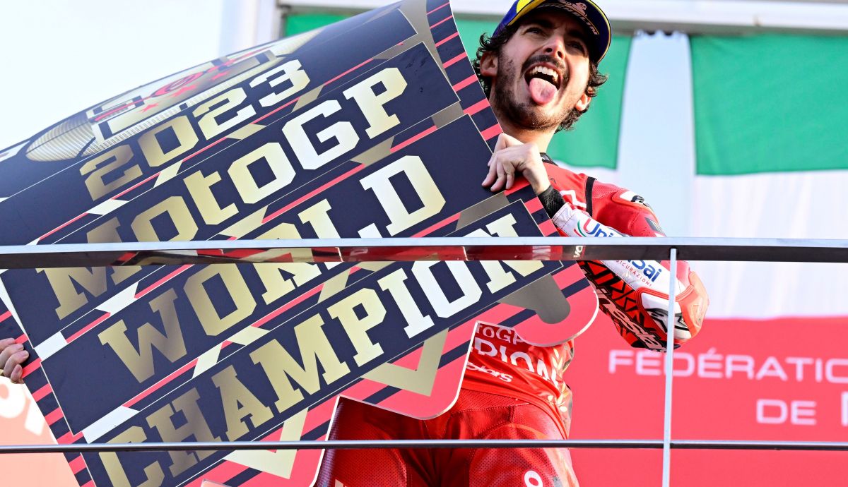 Pecco Bagnaia posa como campeón mundial de MotoGP 2023 Pecco Bagnaia posa como campeón mundial de MotoGP 2023