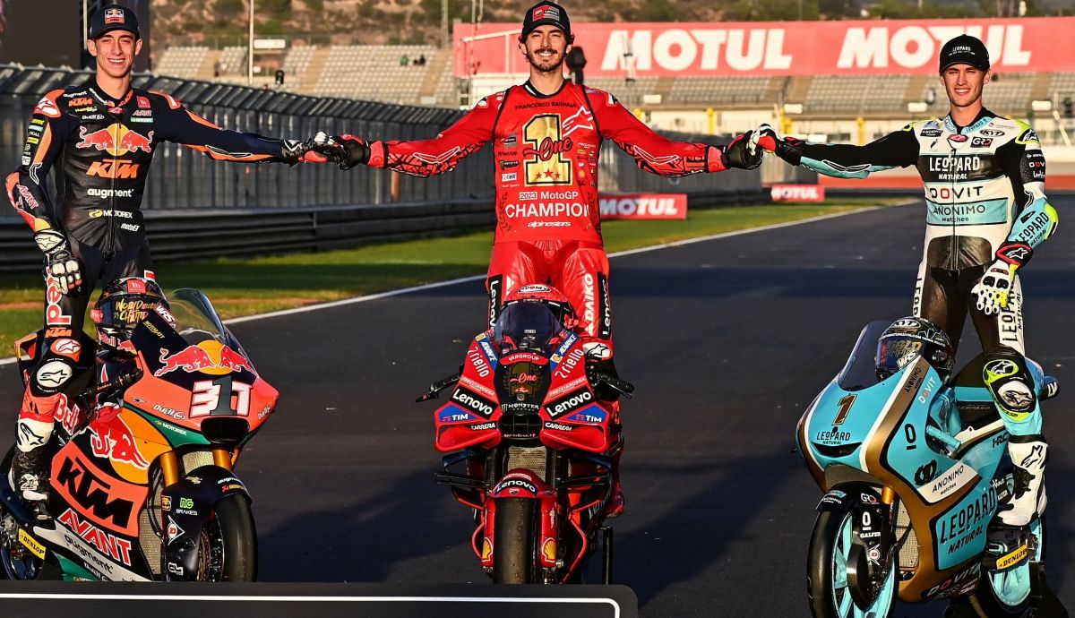 Pecco Bagnaia en MotoGP, Pedro Acosta en Moto2 y Jaume Masià en Moto3, la foto de los campeones del mundo de 2023 Pecco Bagnaia en MotoGP, Pedro Acosta en Moto2 y Jaume Masià en Moto3, la foto de los campeones del mundo de 2023