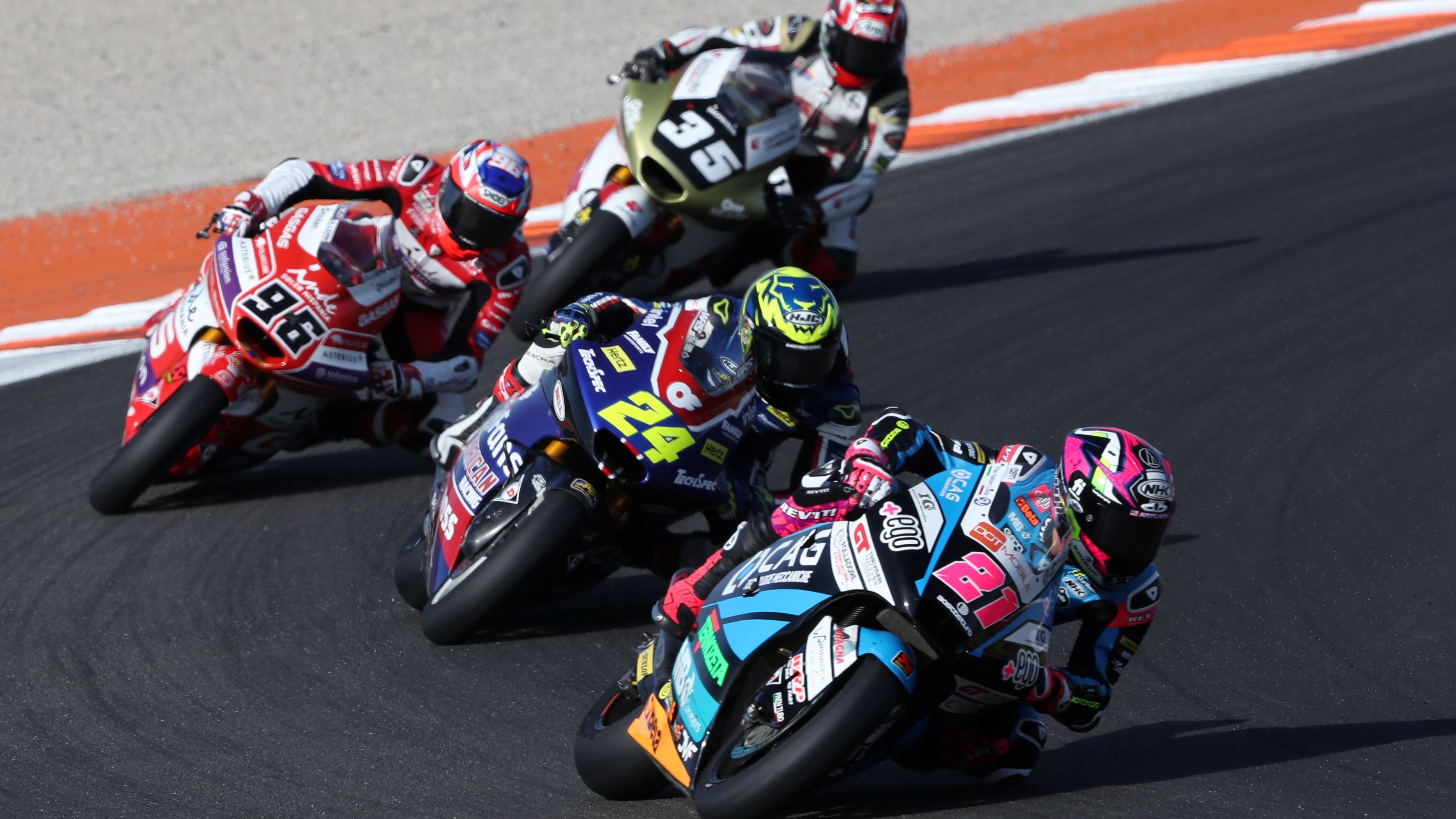Alonso López delante de Marcos Ramírez, Jake Dixon y Somkiat Chantra, Moto2 Valencia 2023