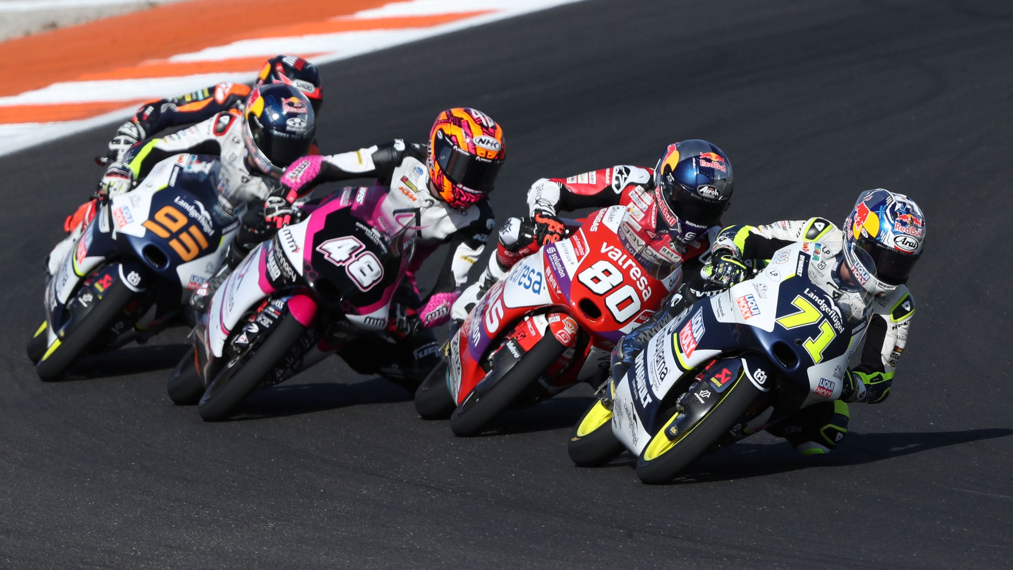 Ayumu Sasaki delante de David Alonso, Iván Ortolá, Collin Veijer y Deniz Oncu, Moto3 Valencia