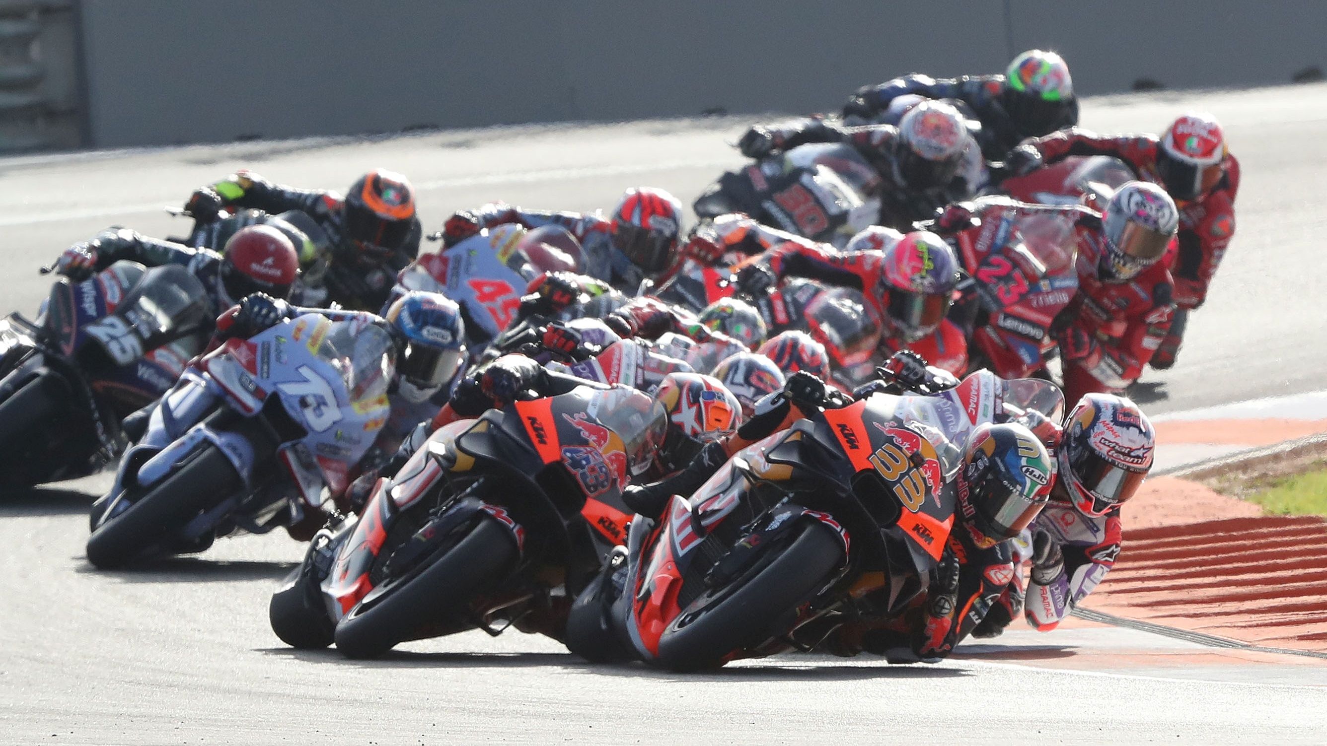 Brad Binder comanda delante de Jack Miller, MotoGP Valencia 2023