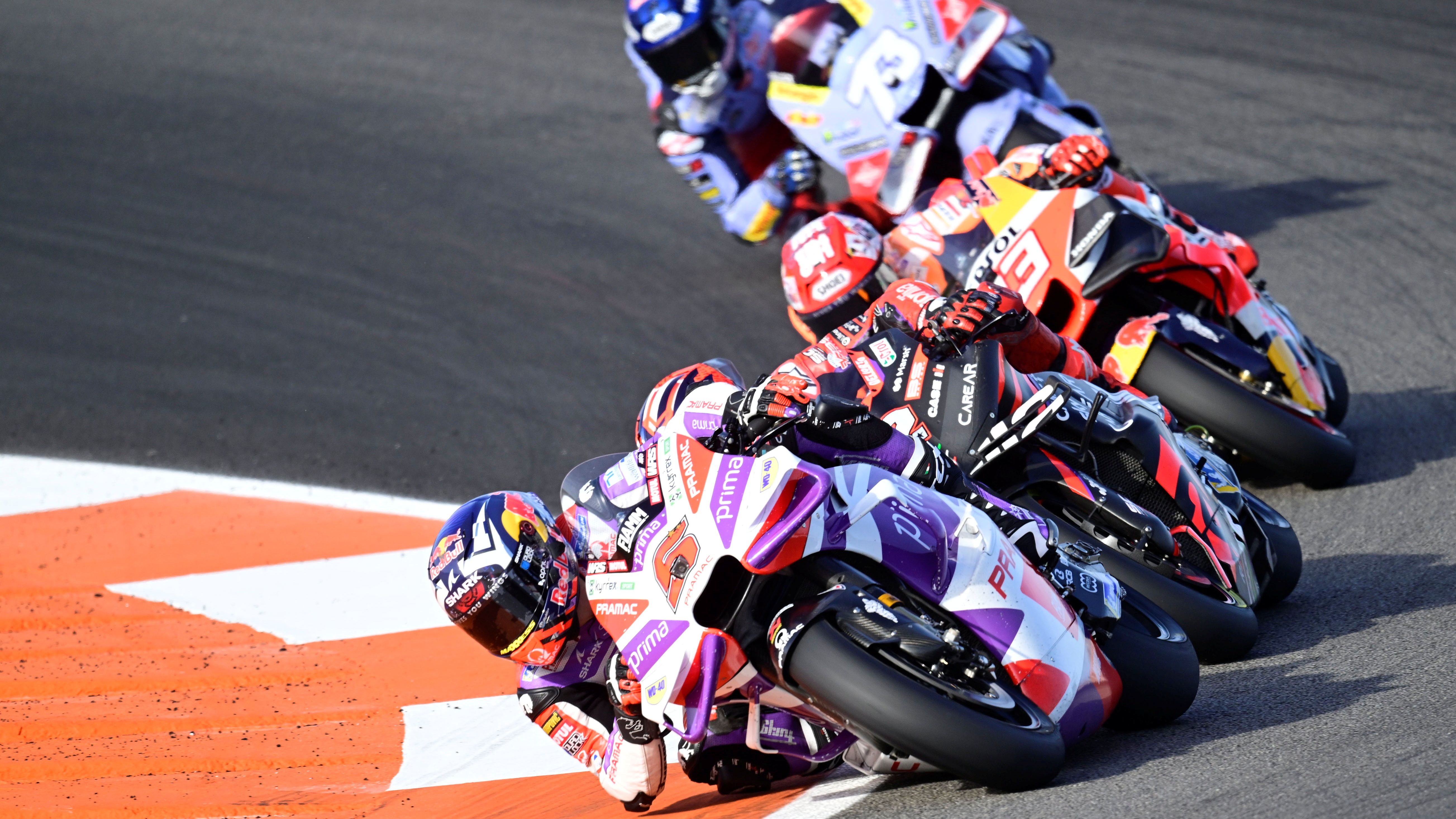 Johann Zarco seguido por Maverick Viñales, Marc Márquez y Álex Márquez, MotoGP Valencia 2023