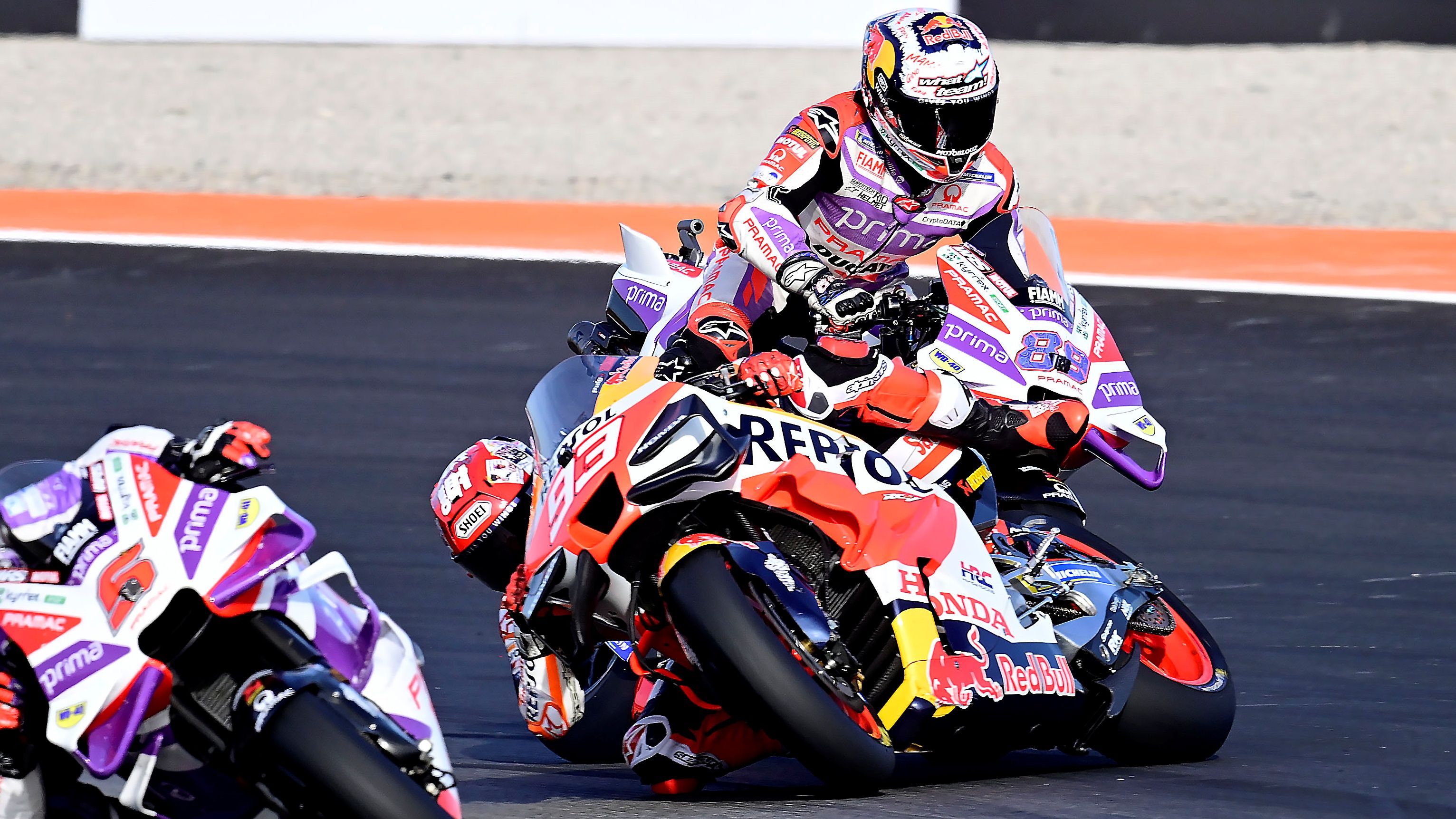 Jorge Martín derriba a Marc Márquez, MotoGP Valencia 2023