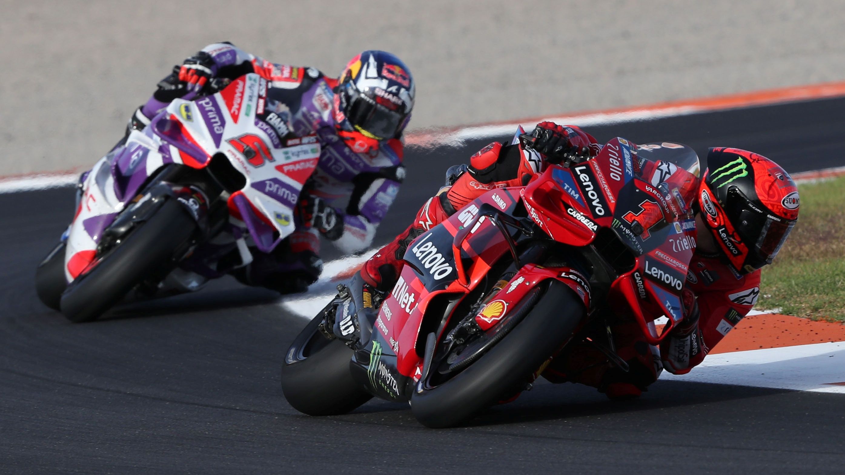 Pecco Bagnaia delante de Johann Zarco, MotoGP Valencia 2023