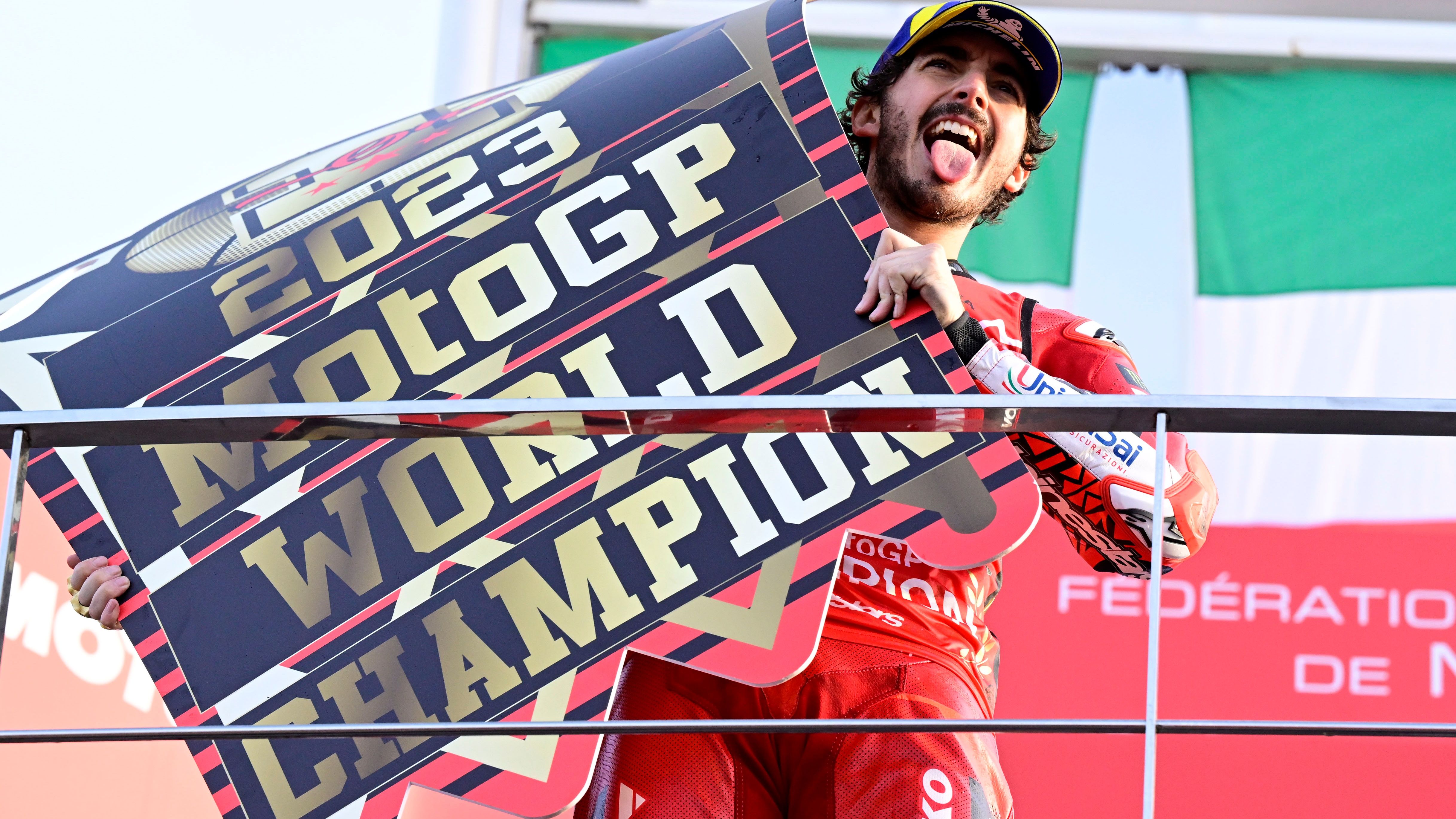 Pecco Bagnaia en el podio con el cartel de campeón, MotoGP Valencia 2023