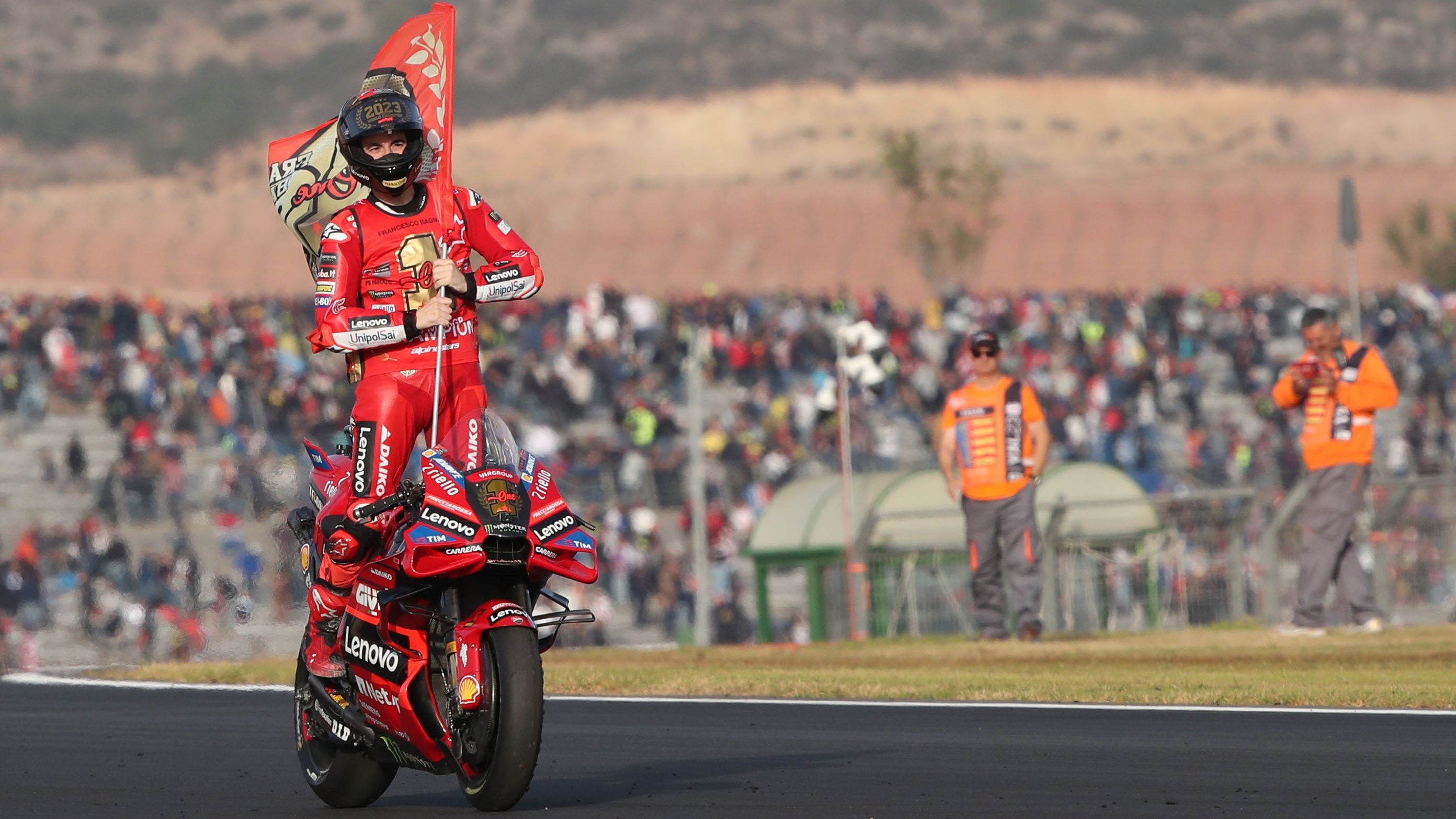Pecco Bagnaia festeja su título mundial, MotoGP Valencia 2023