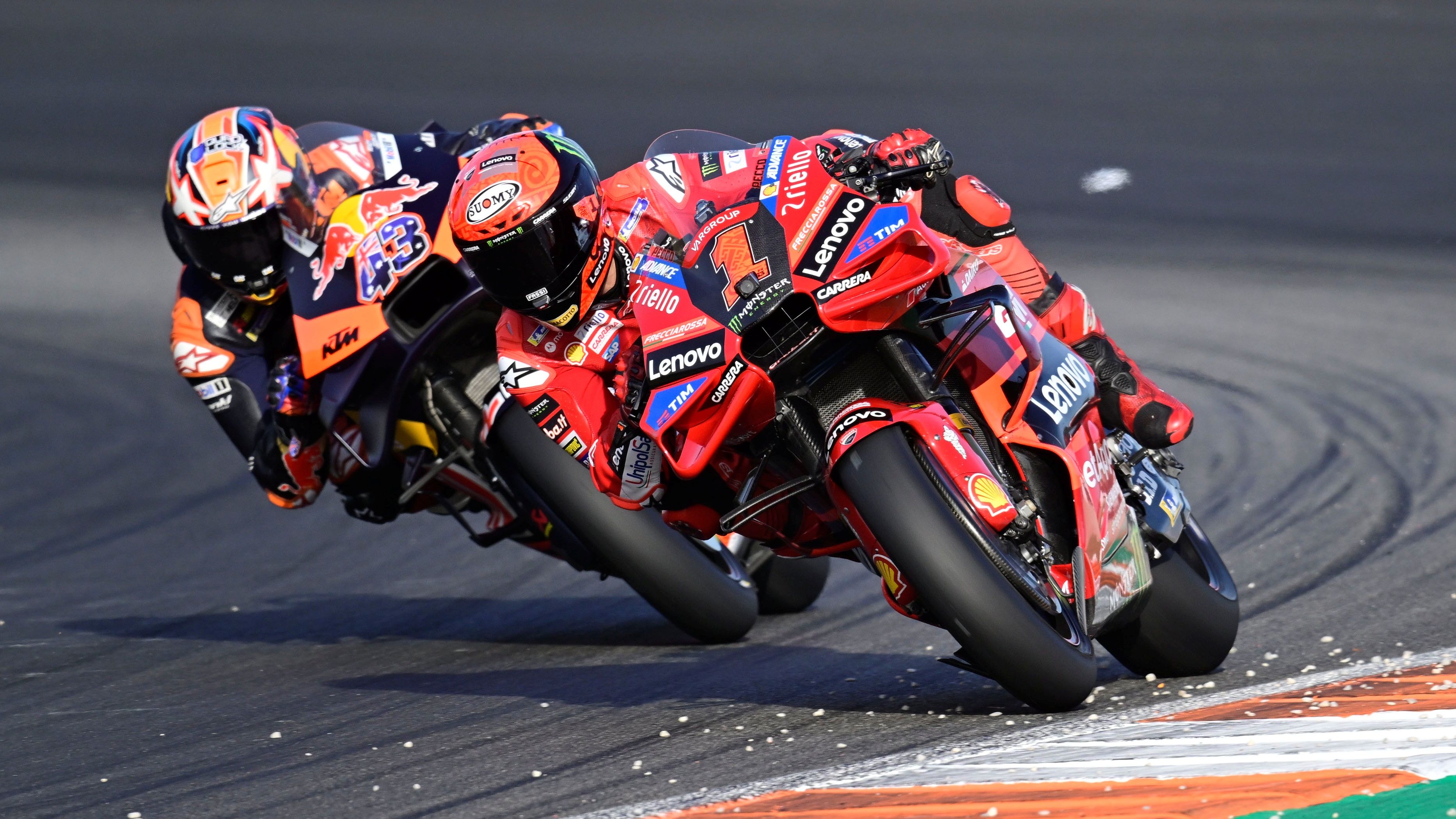Pecco Bagnaia perseguido por Jack Miller, MotoGP Valencia 2023